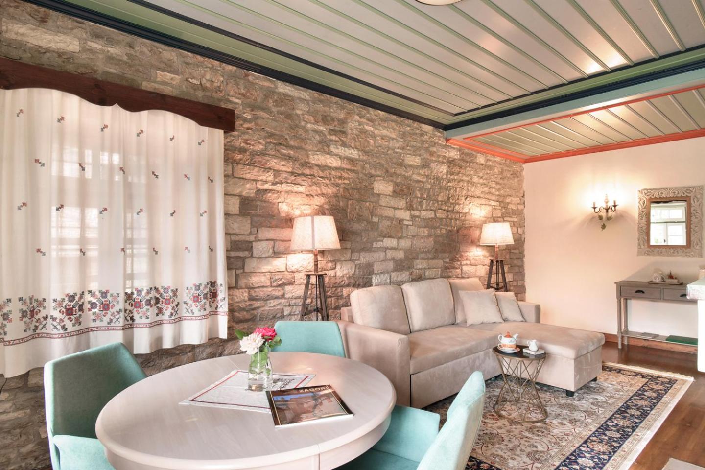 Superior Suite - Photo 9