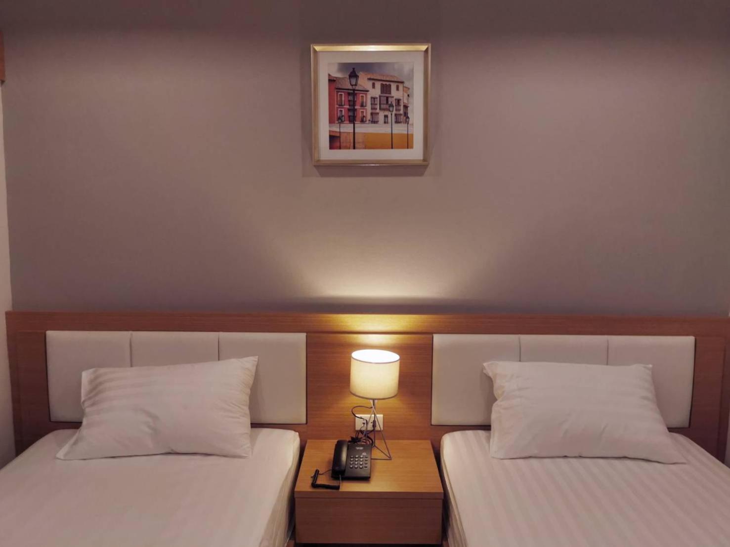 Standard Twin Room - Photo 4
