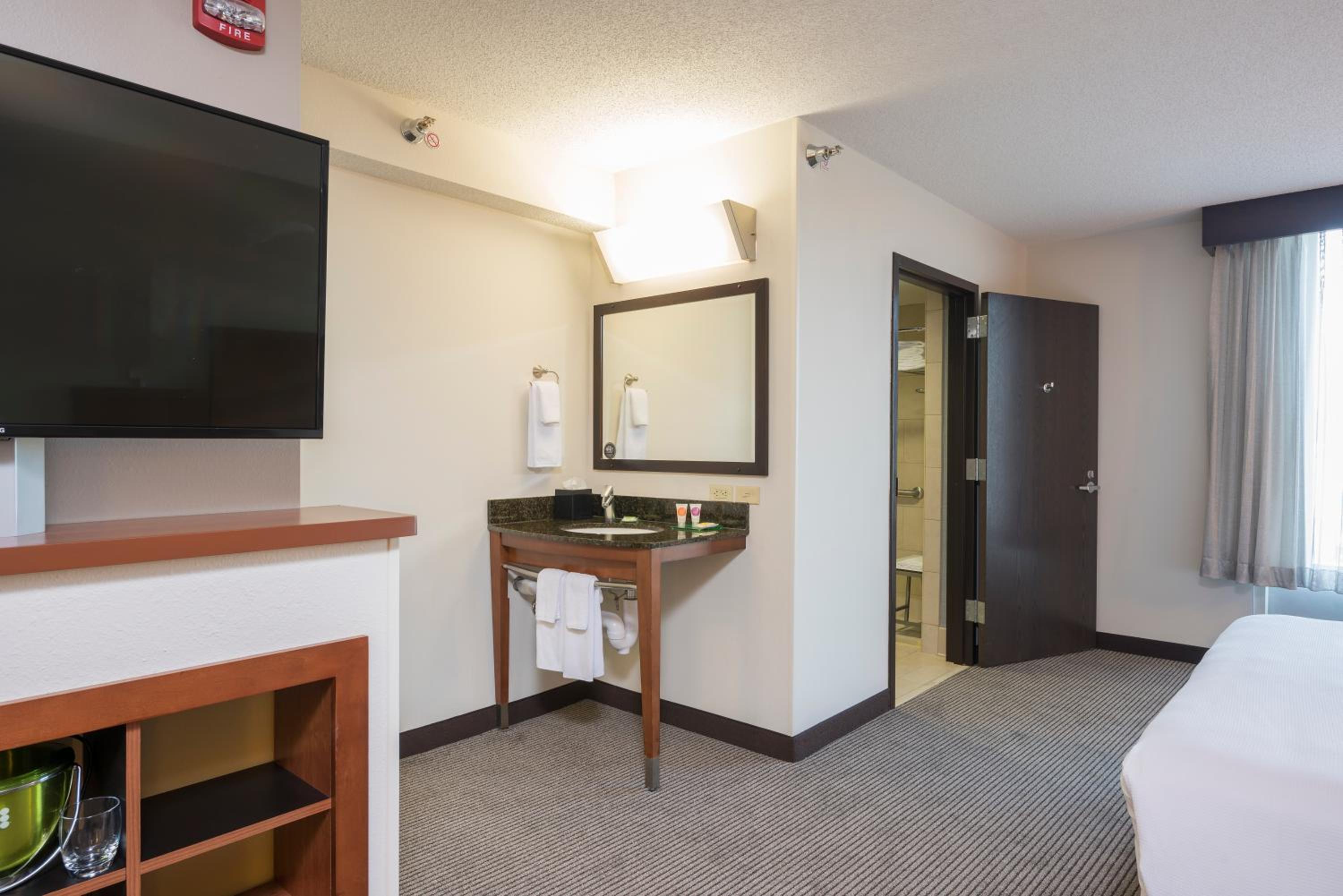 King Room with Sofa Bed and Accessible Tub - Disability Access - Photo 4