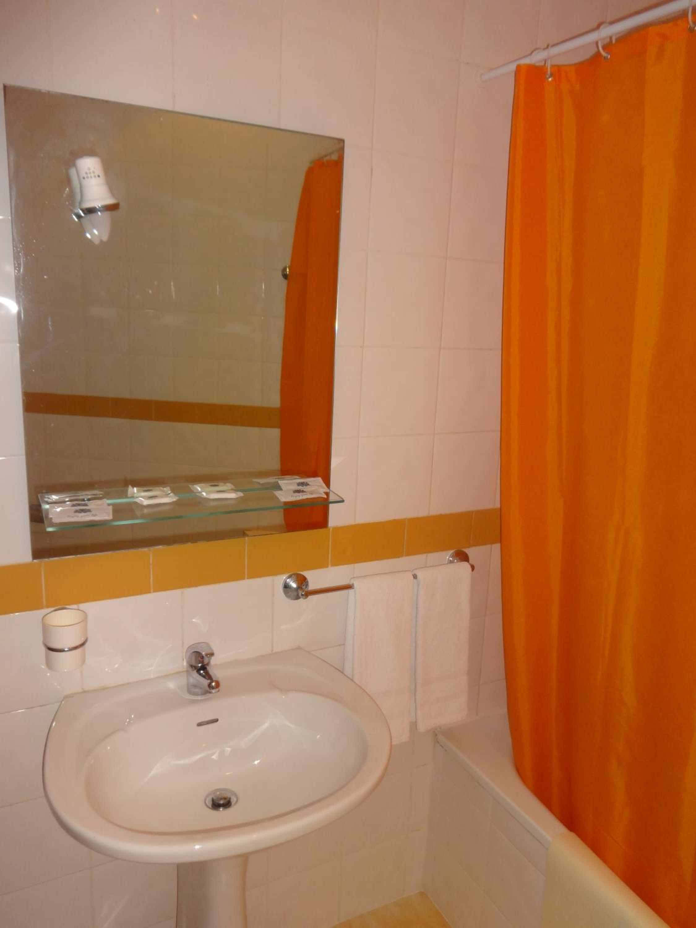 Twin Room - Photo 2