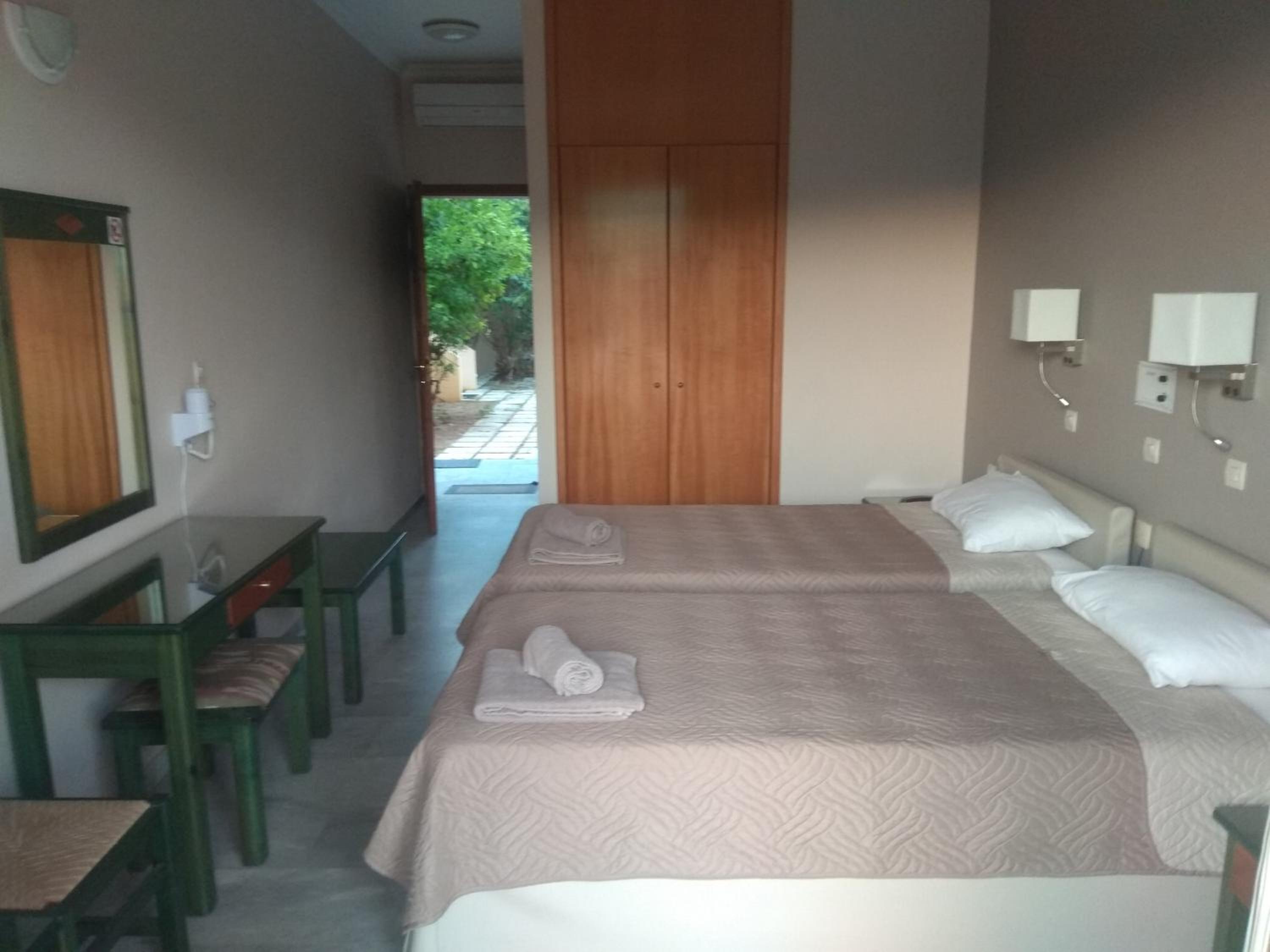 Double or Twin Room with Garden View photo 2