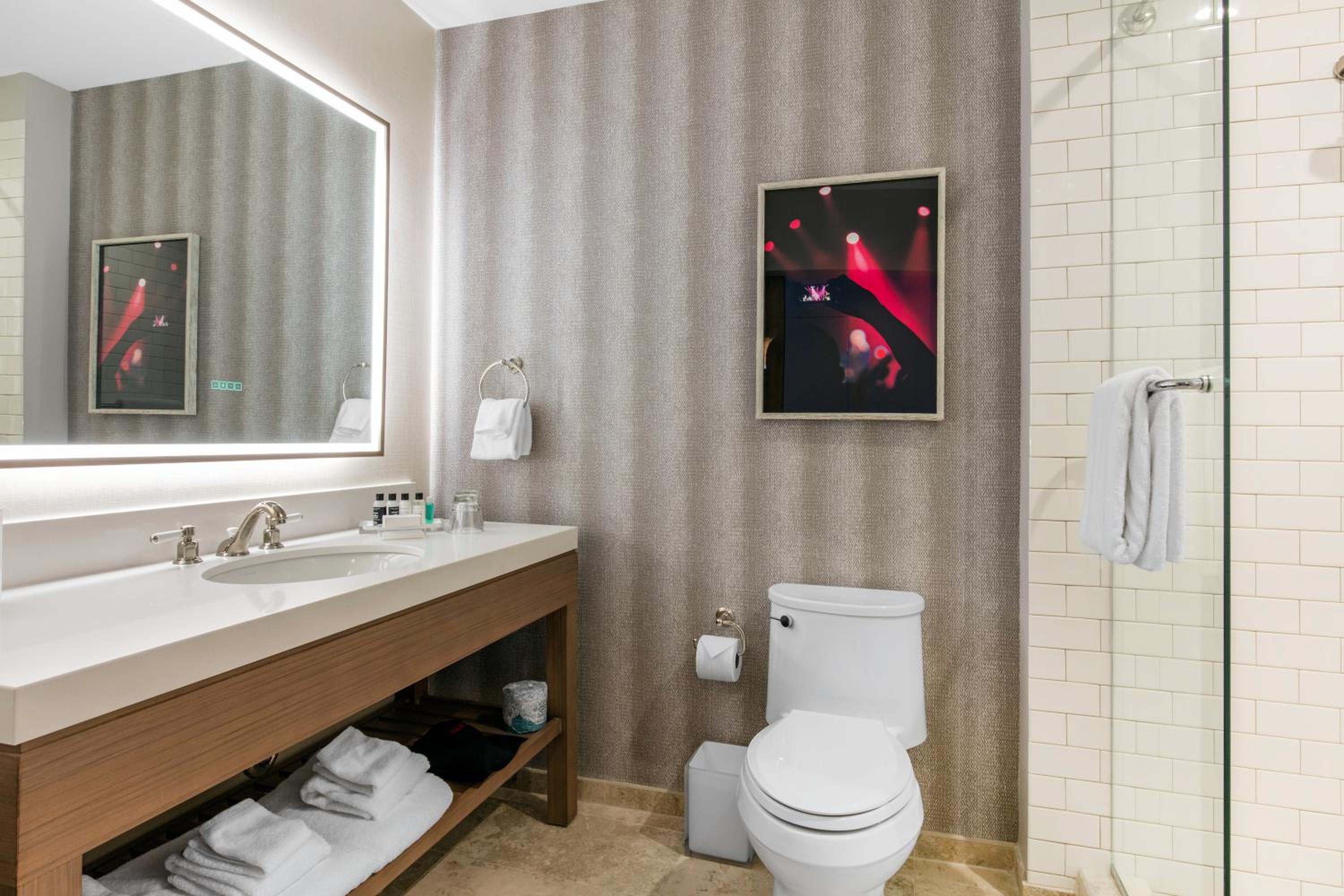 King Suite with Roll in Shower - Accessible/Non-Smoking photo 2