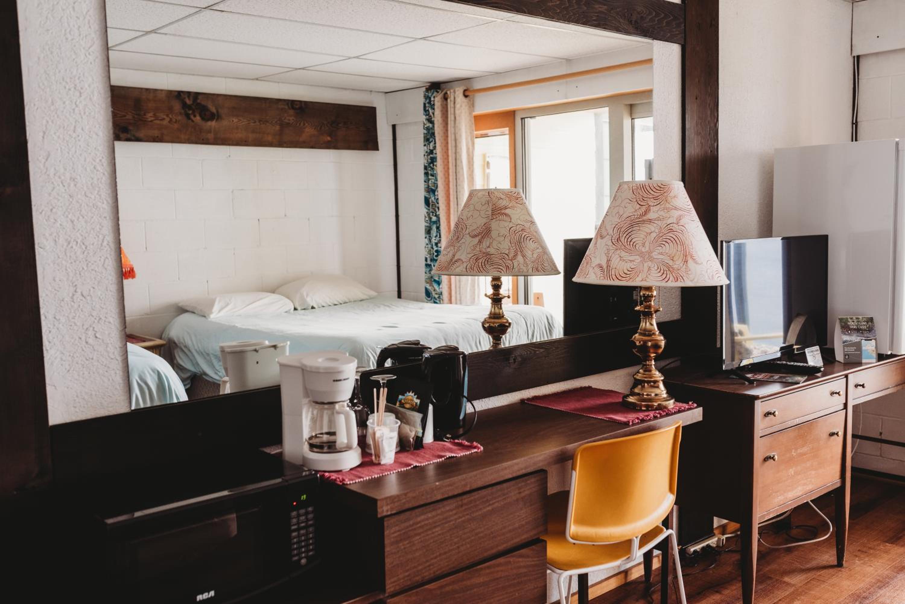 Standard Queen Room with Two Queen Beds photo 1