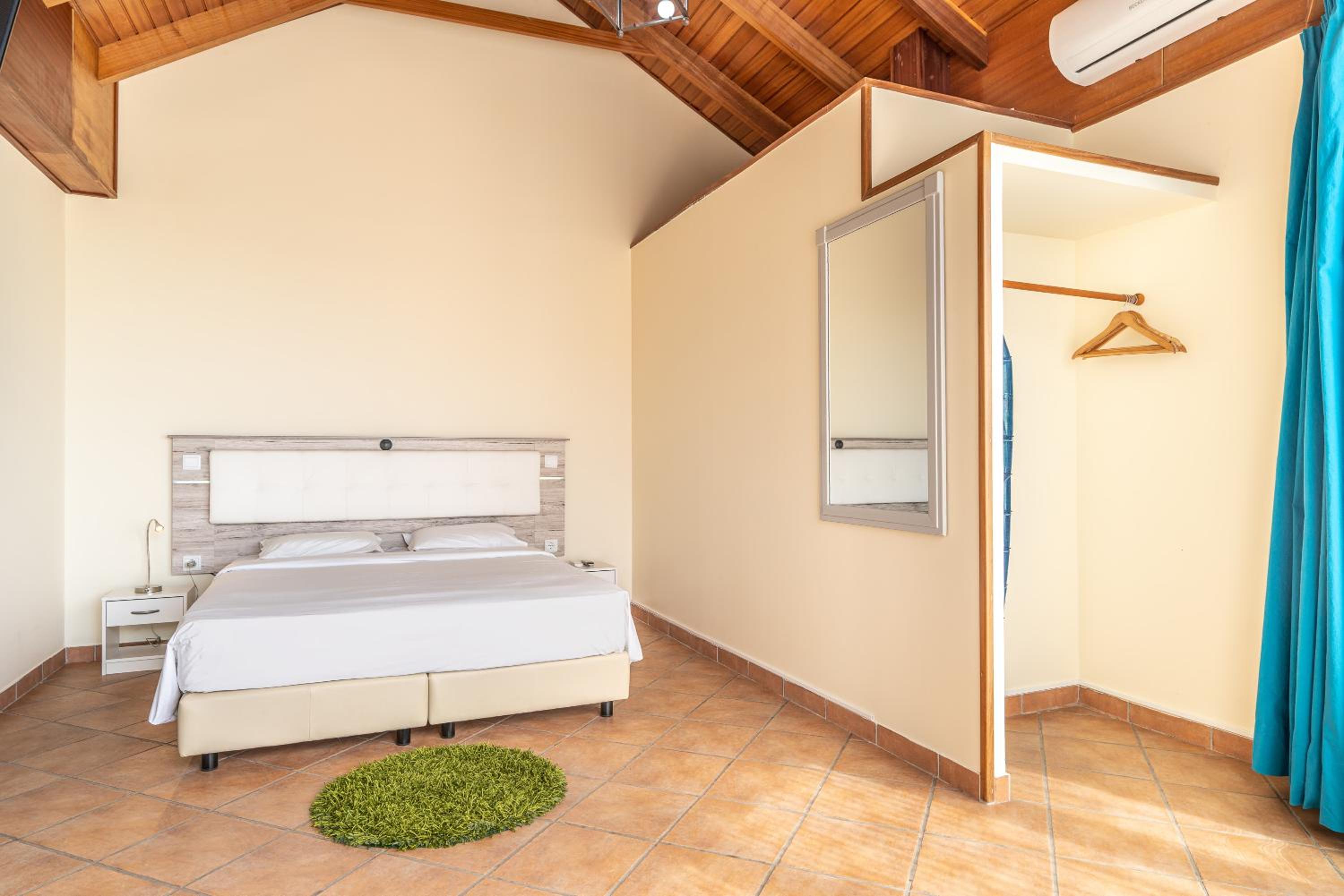 Double or Twin Room with Partial Sea View photo 1