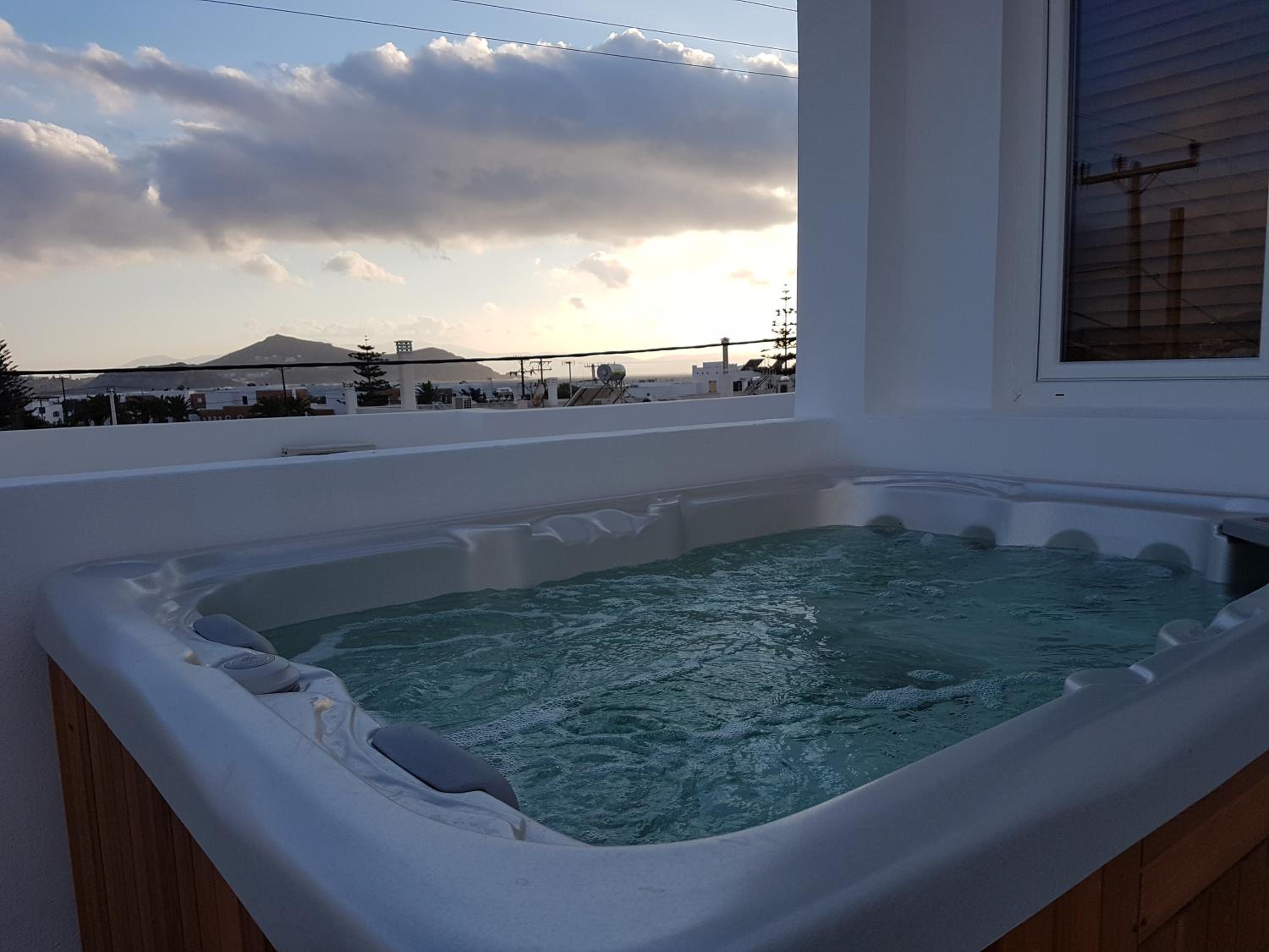 Master Suite with Outdoor Hot Tub photo 2