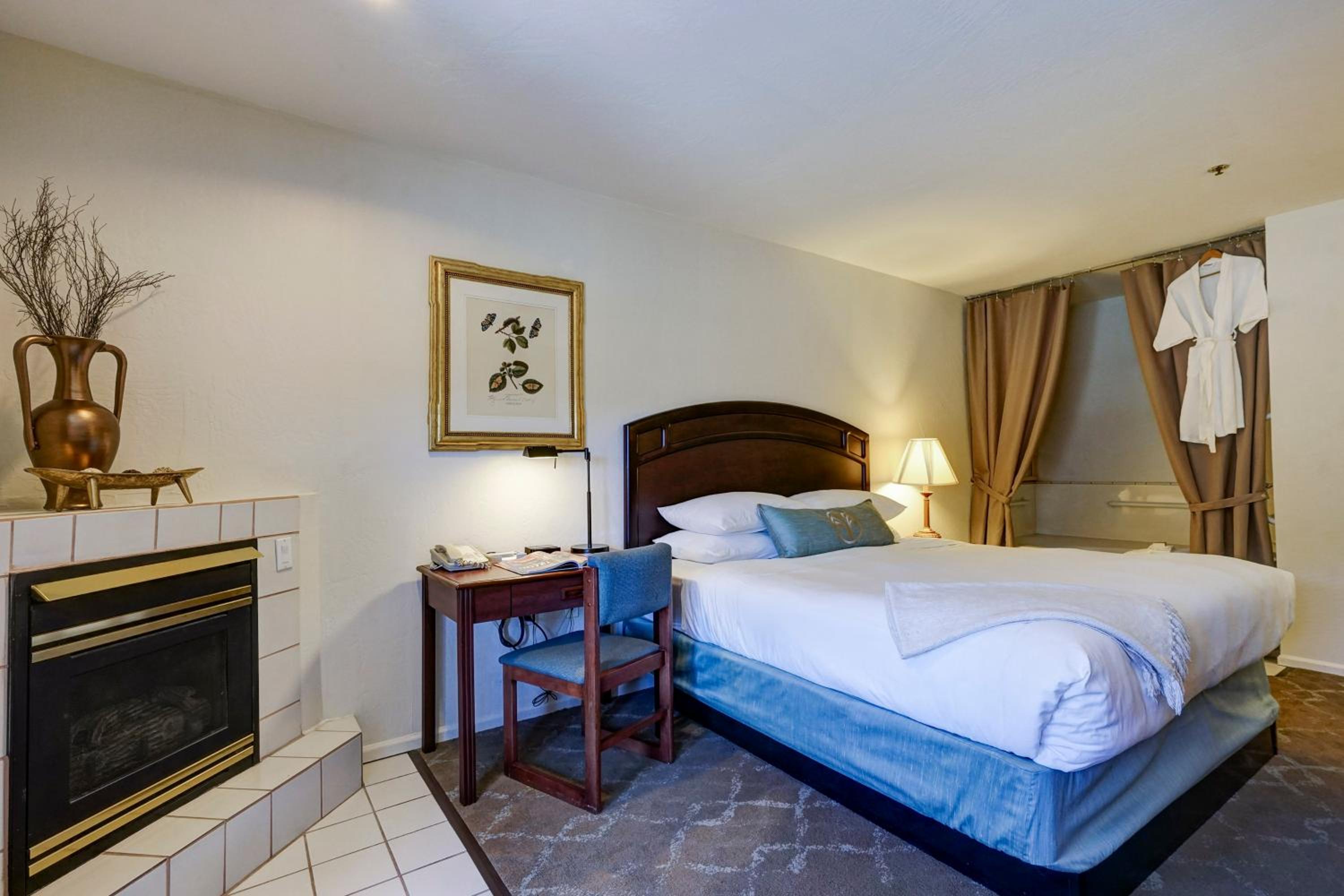 Deluxe King Room - Photo 6