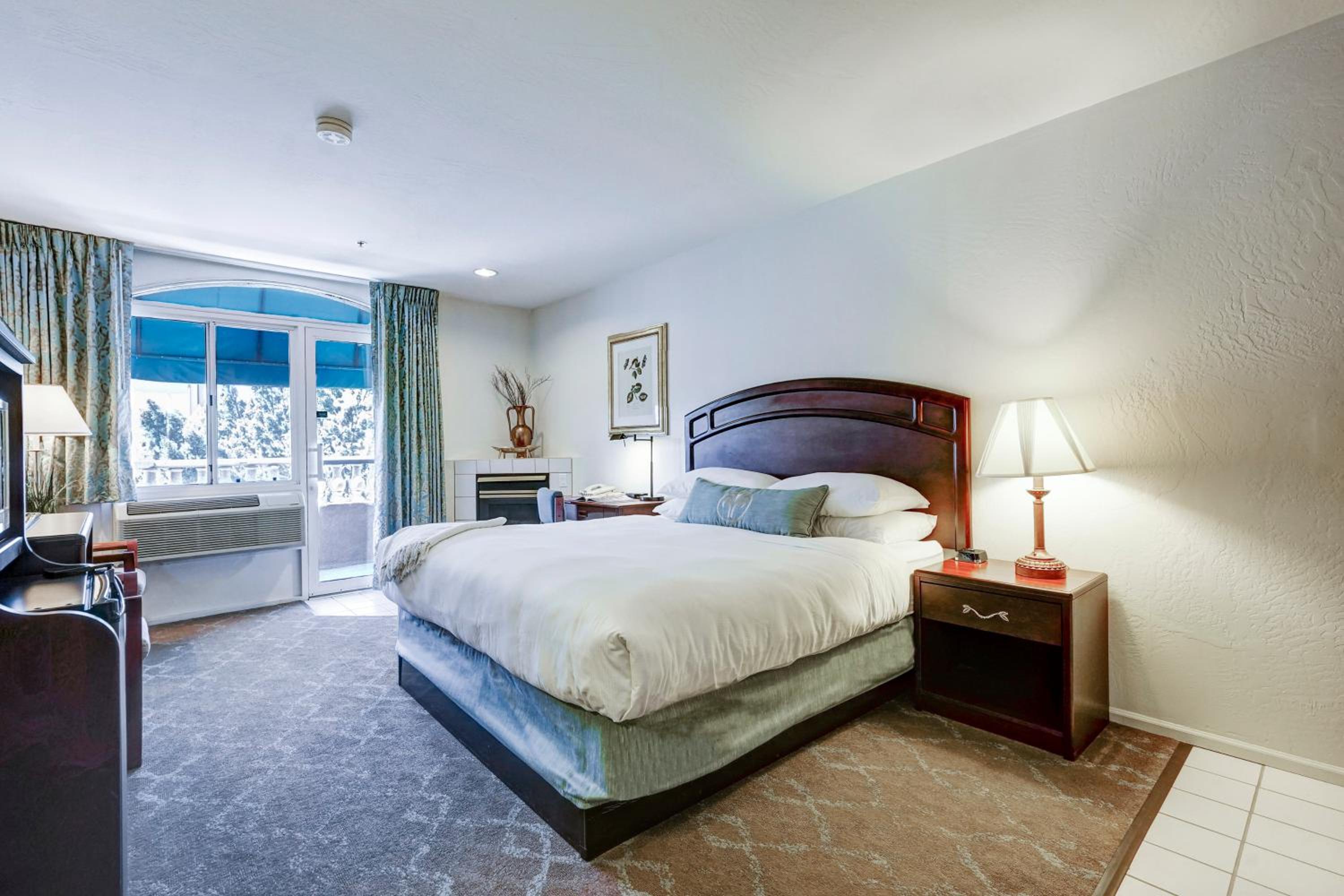 Deluxe King Room - Photo 5