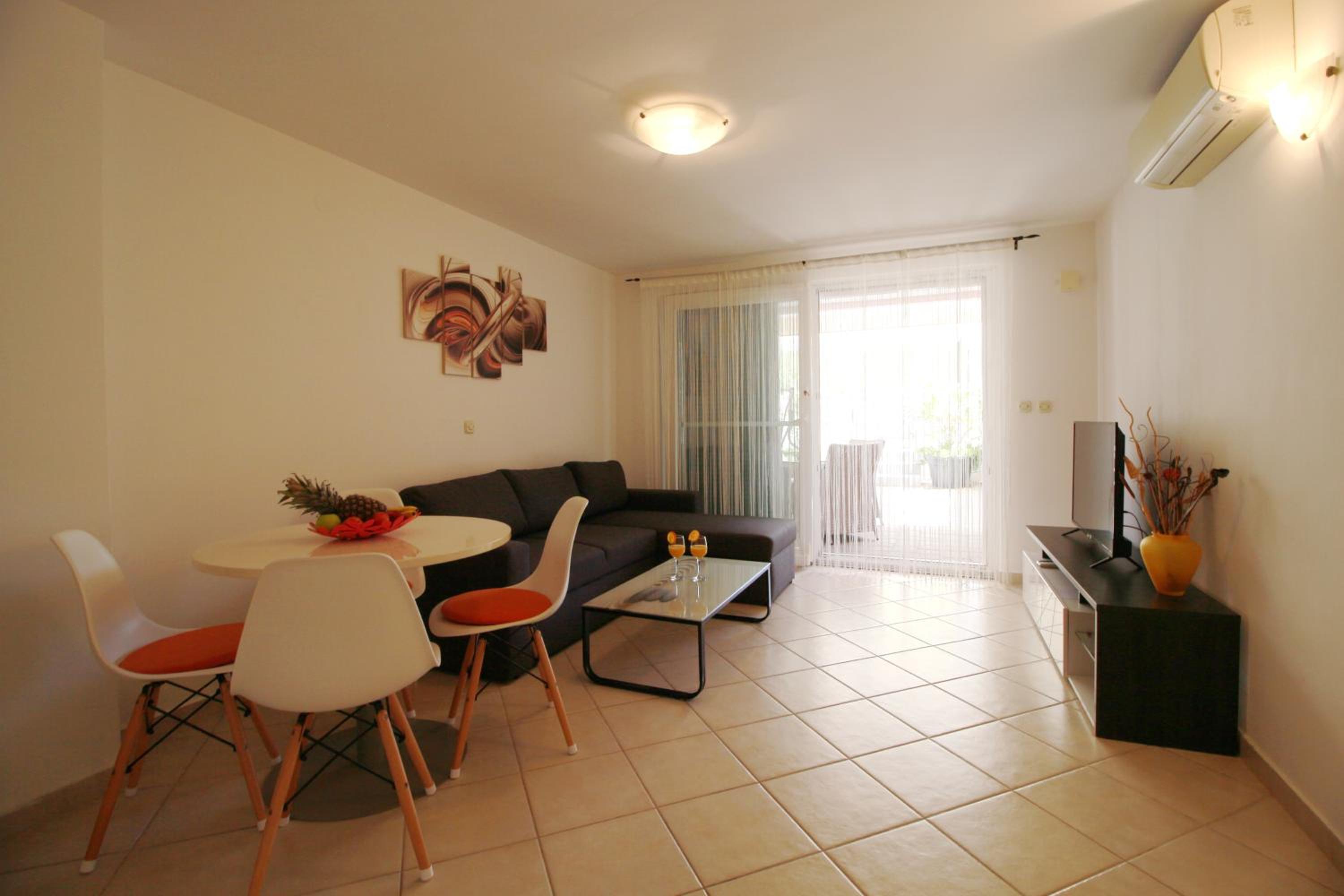 One-Bedroom Apartment with Terrace or Balcony - Photo 14