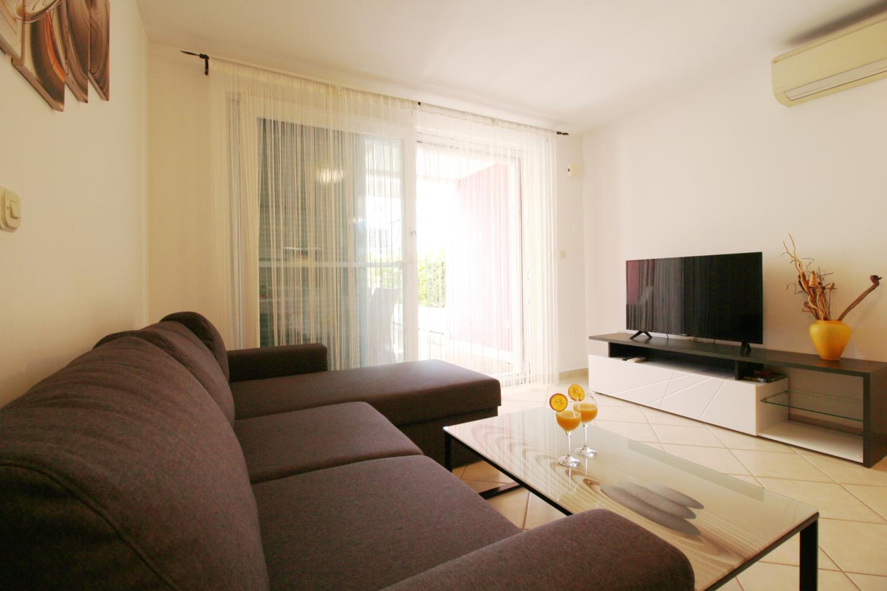 One-Bedroom Apartment with Terrace or Balcony - Photo 10