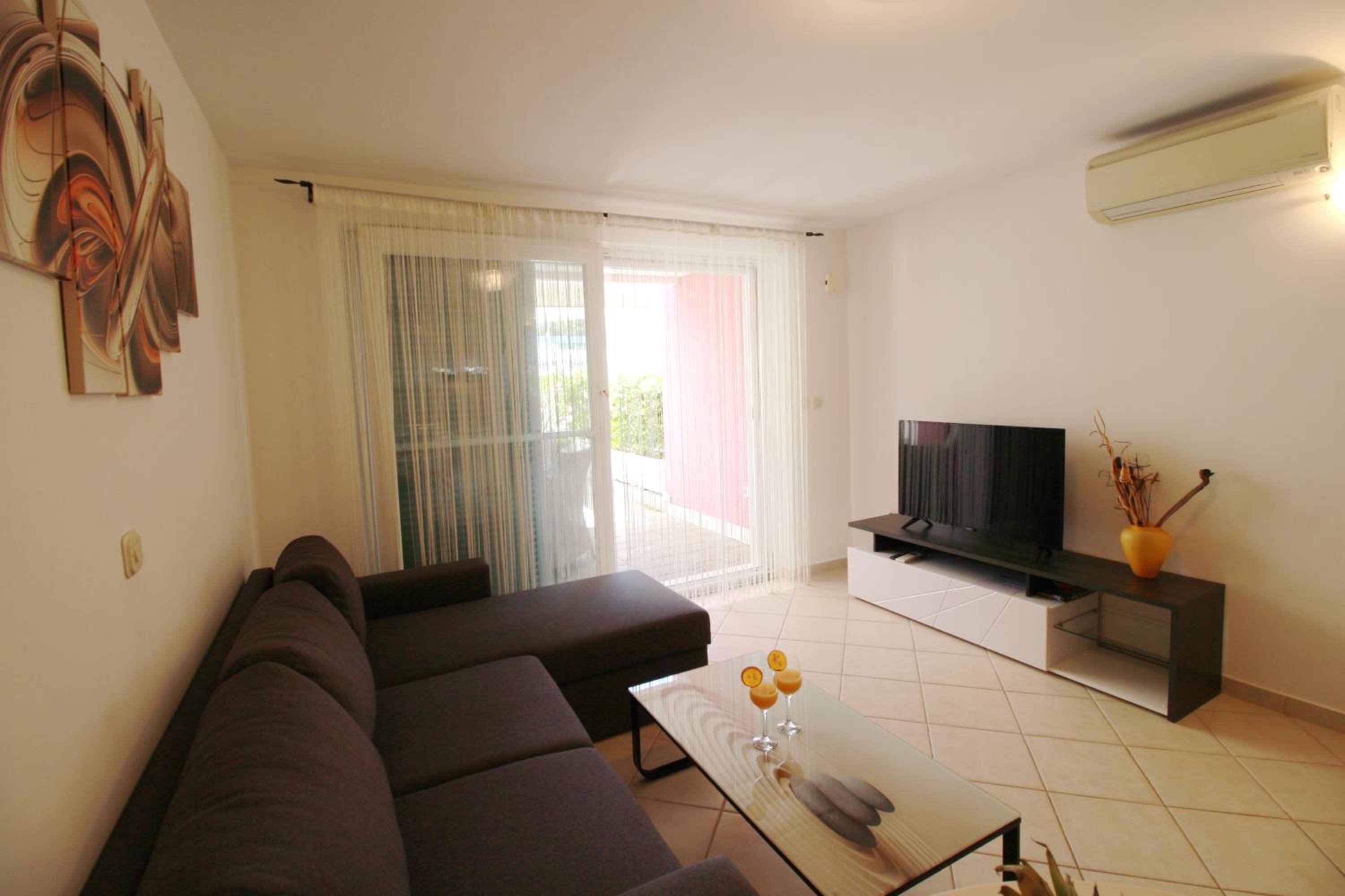 One-Bedroom Apartment with Terrace or Balcony - Photo 15