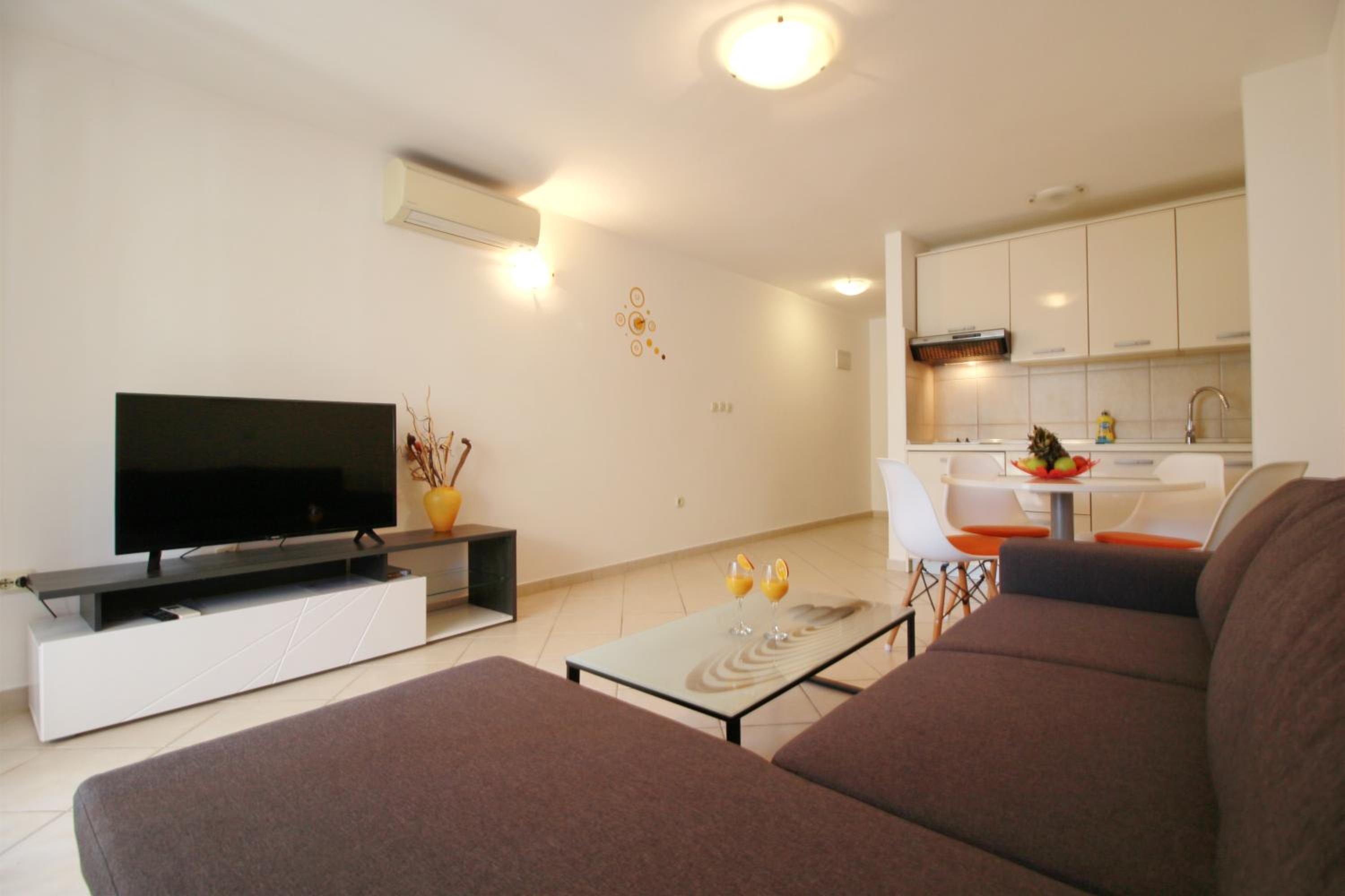 One-Bedroom Apartment with Terrace or Balcony - Photo 12