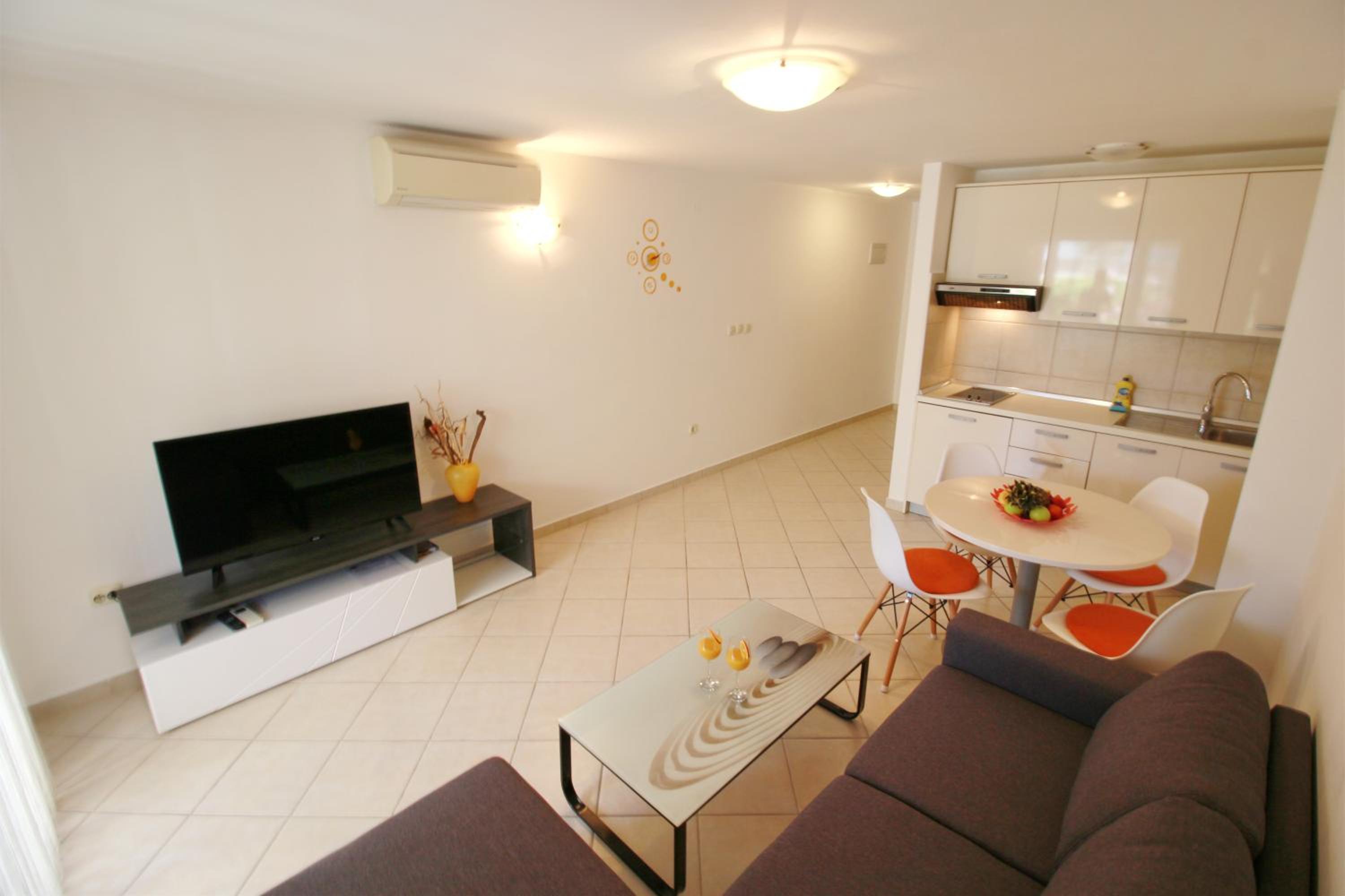 One-Bedroom Apartment with Terrace or Balcony - Photo 17
