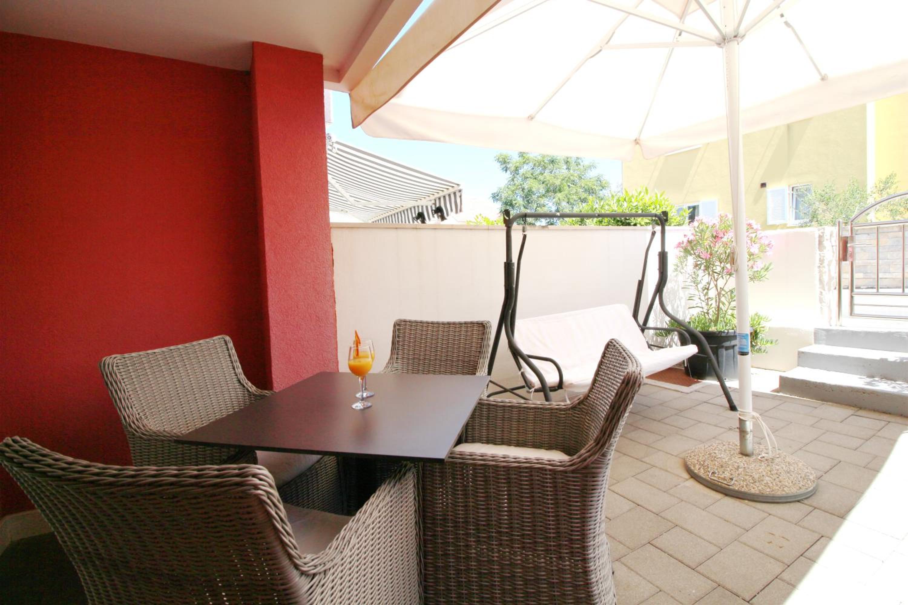 One-Bedroom Apartment with Terrace or Balcony - Photo 18