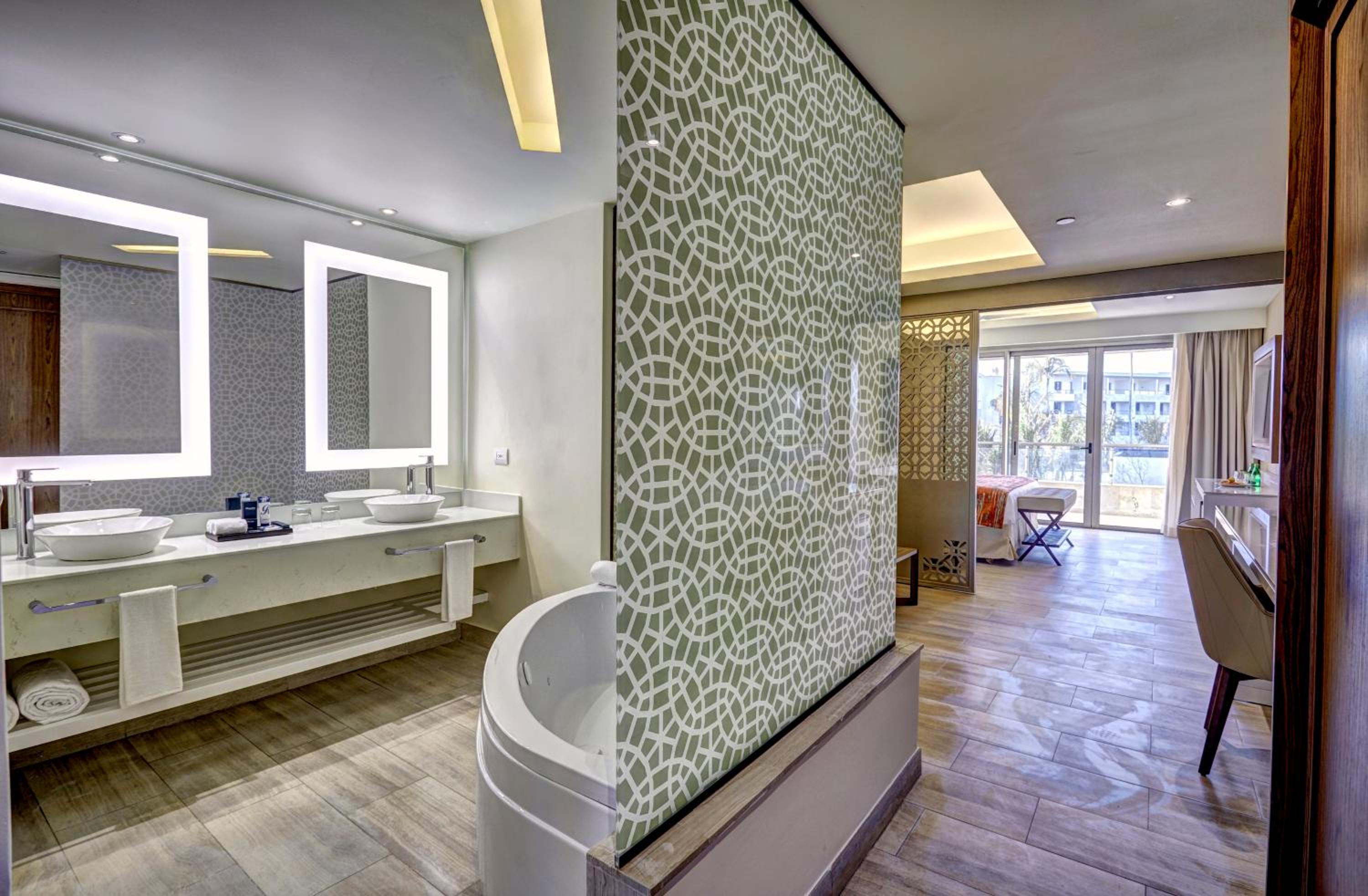 Luxury Family Suite Ocean View Diamond Club thumbnail 5