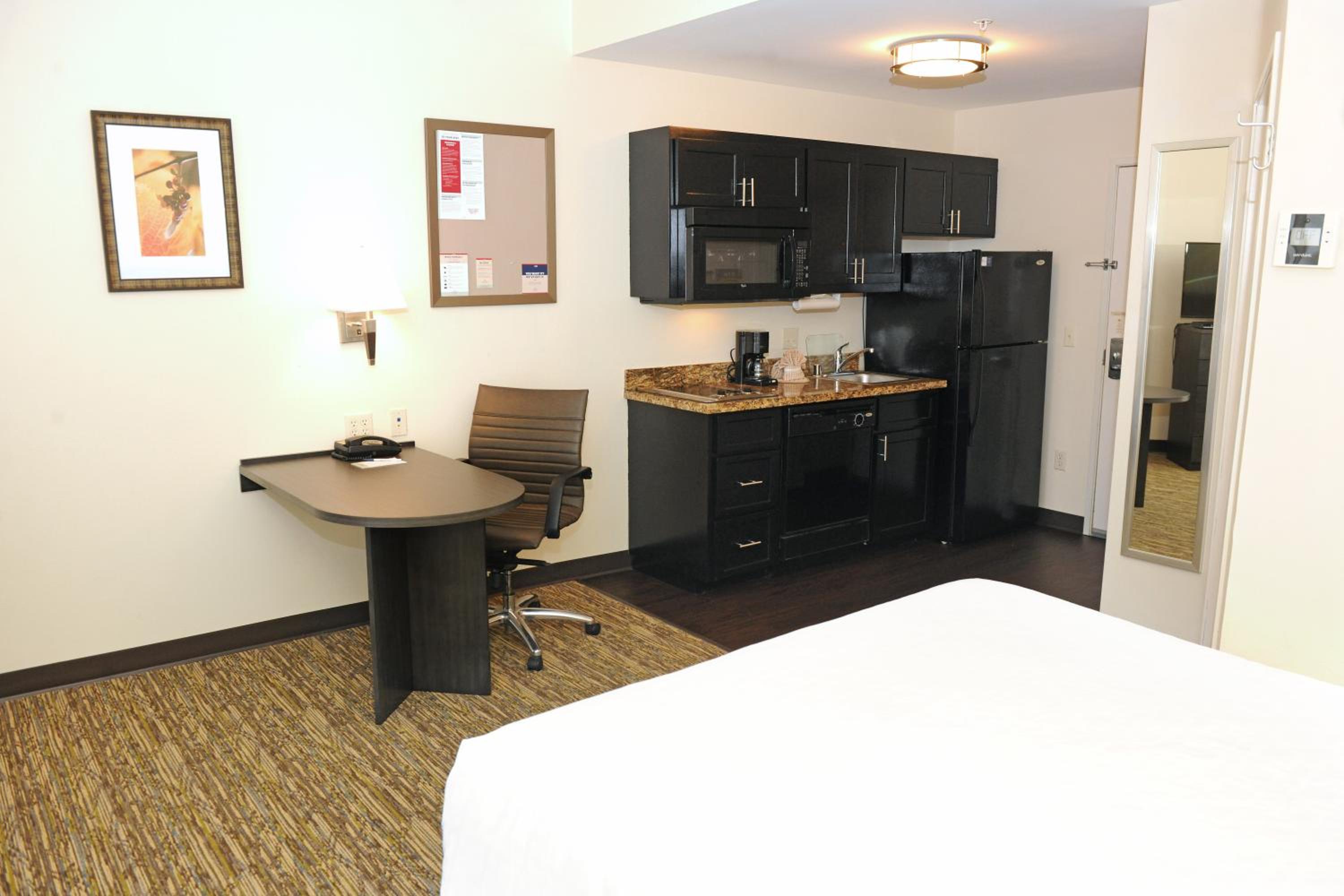 Queen Studio Suite - Photo 3