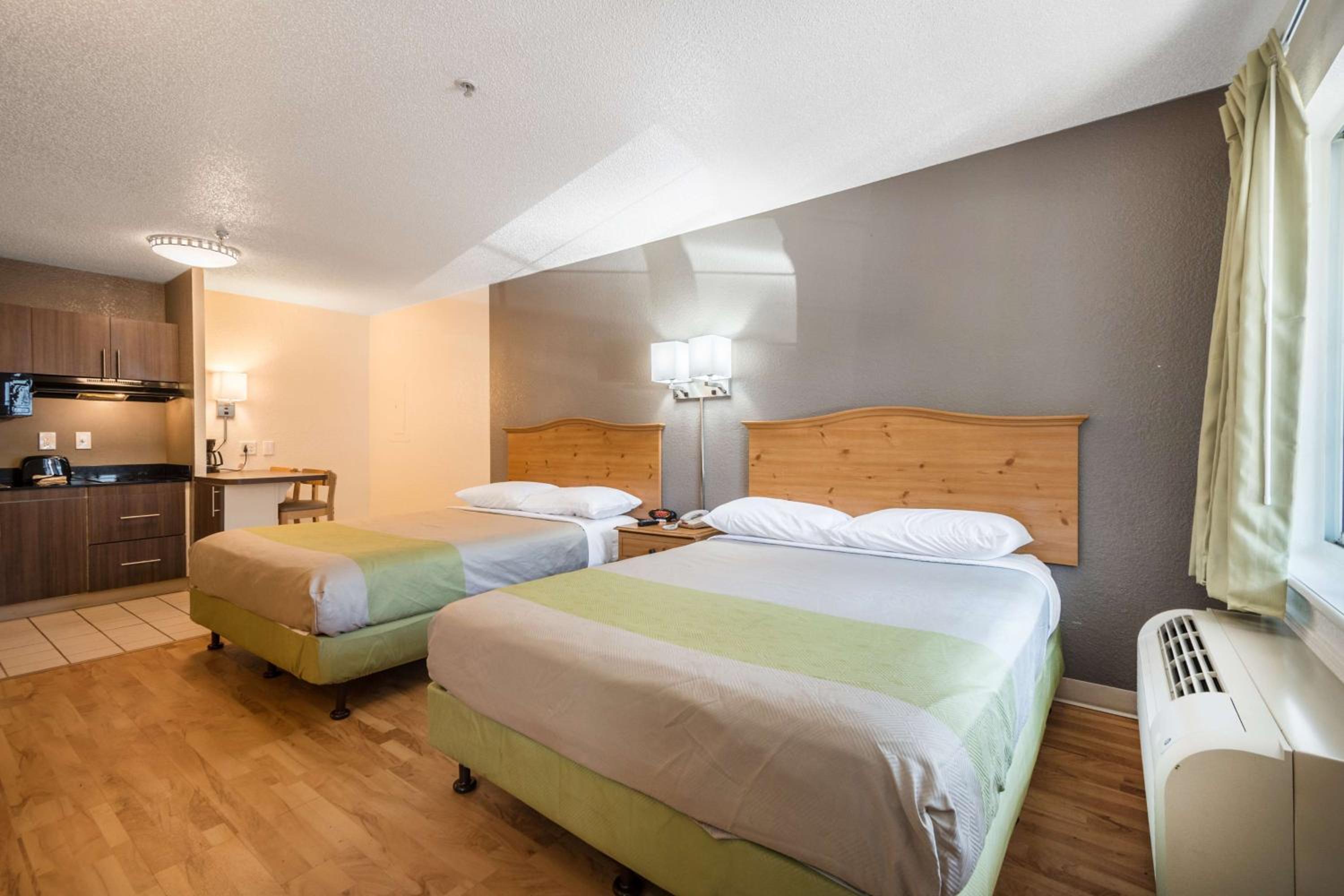 Queen Room with Two Queen Beds - Photo 3