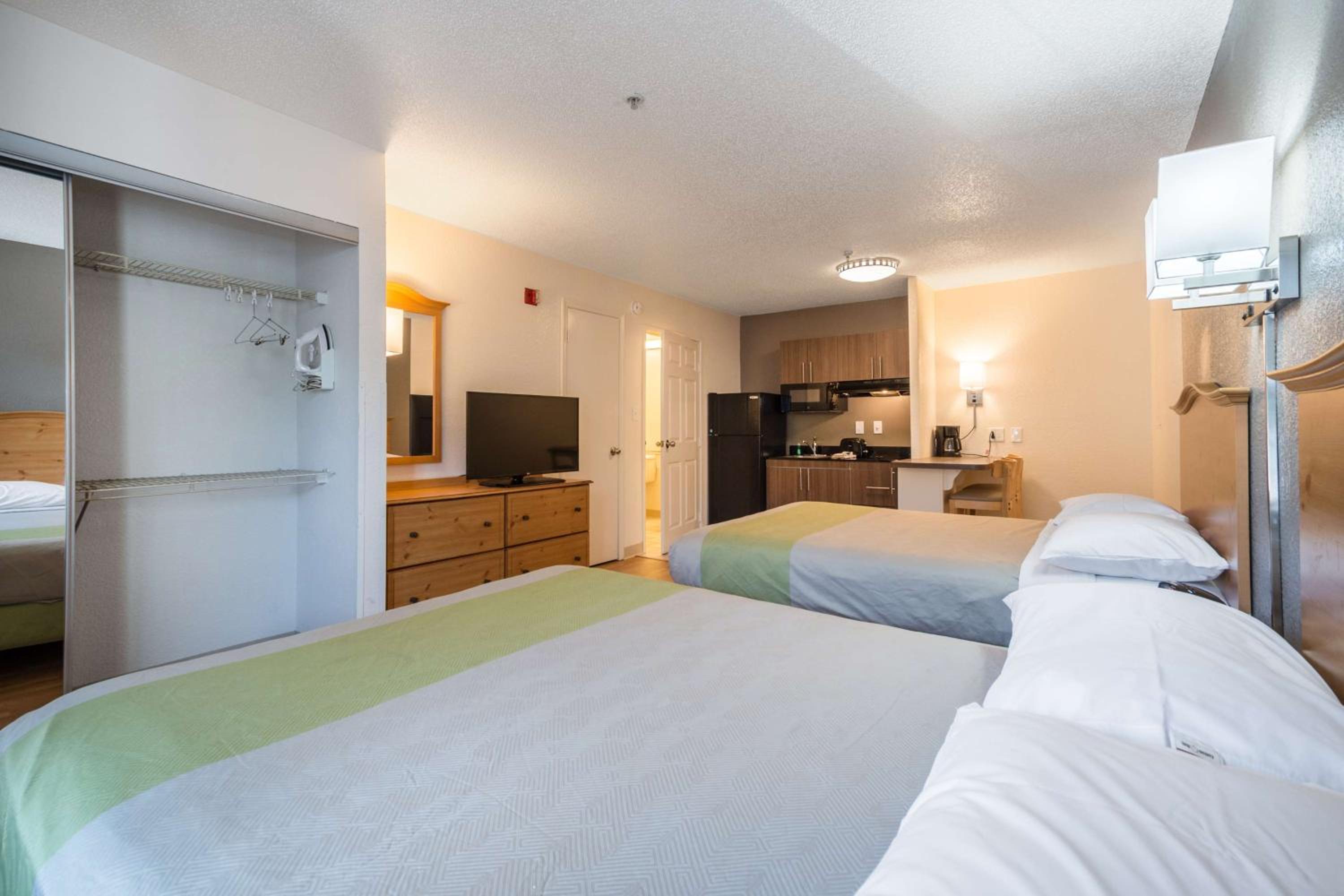 Queen Room with Two Queen Beds - Photo 2