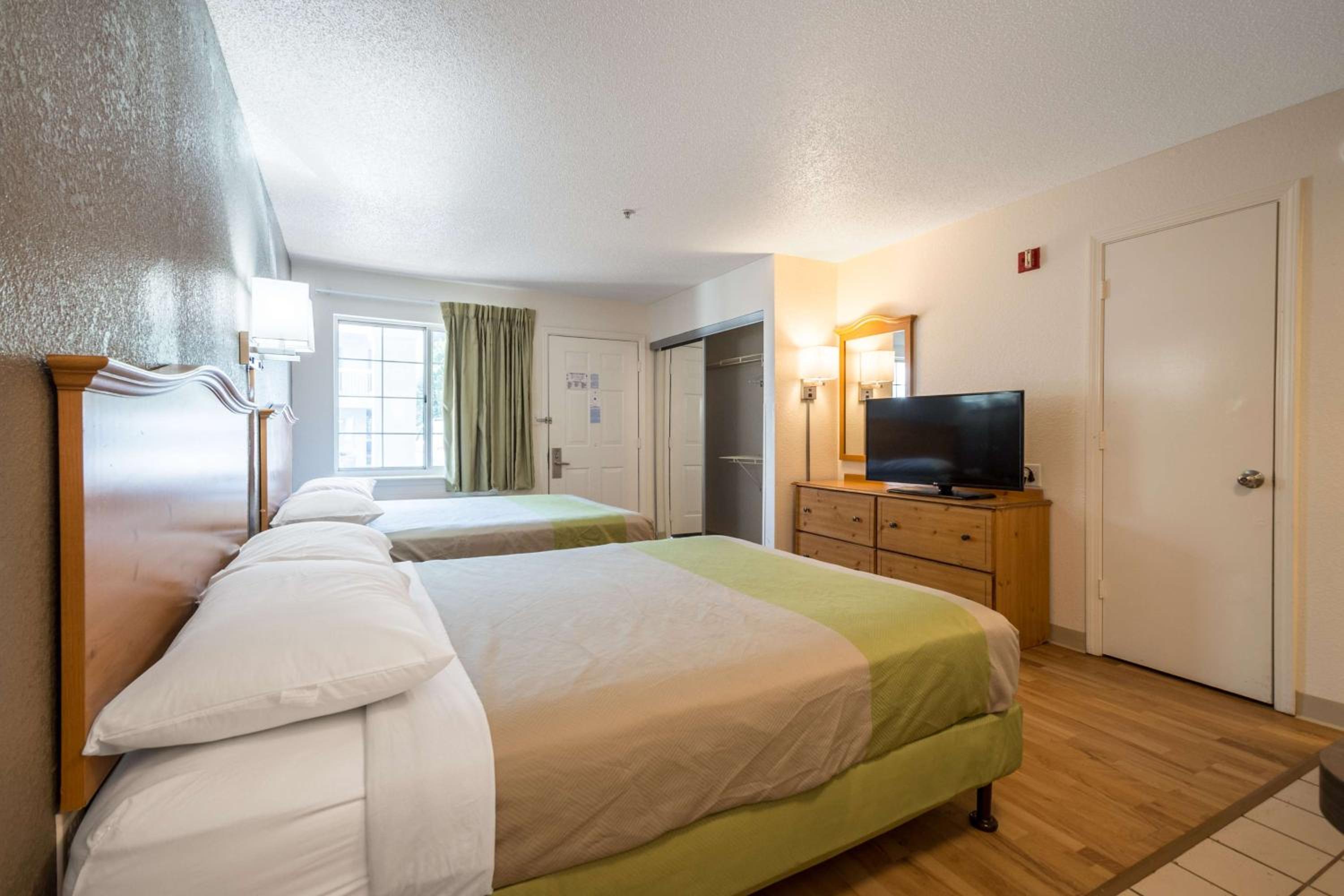 Queen Room with Two Queen Beds - Photo 5