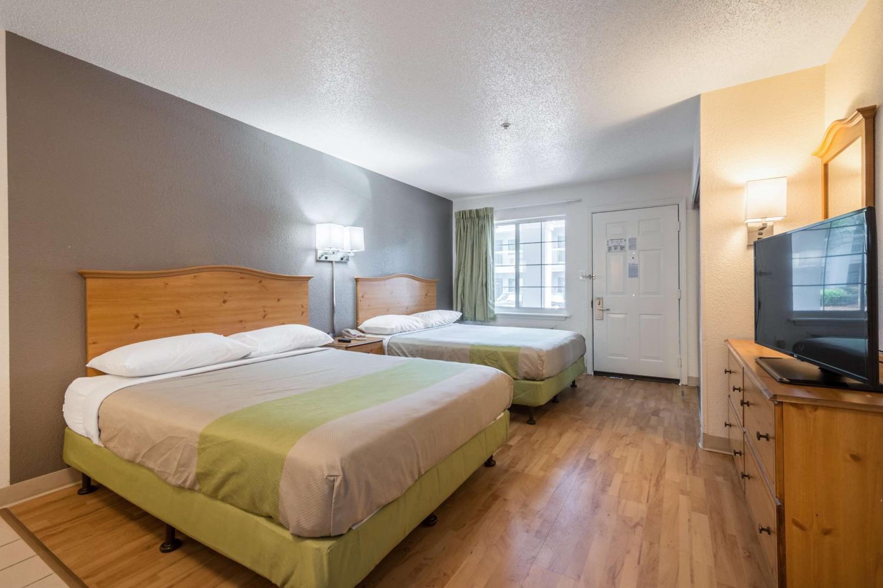 Queen Room with Two Queen Beds - Photo 4