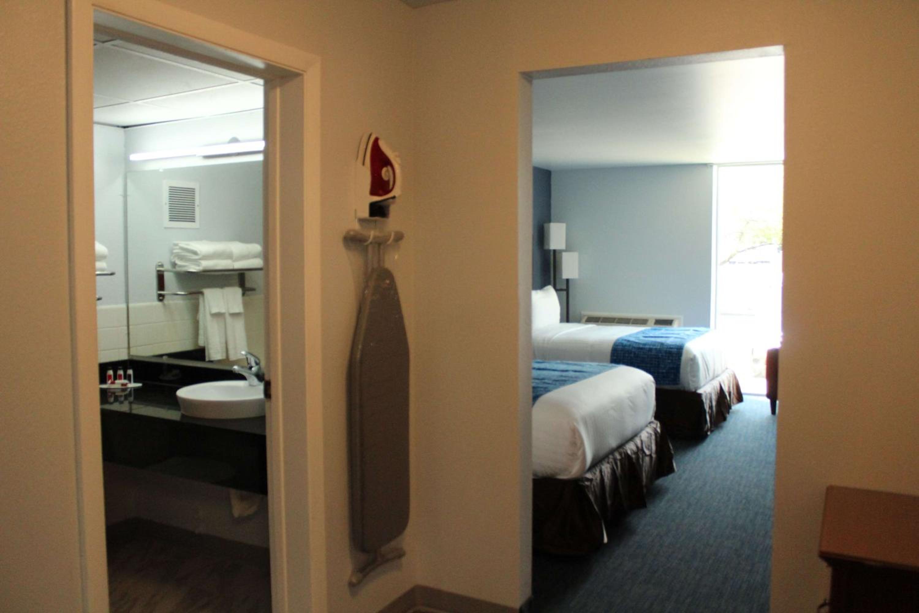 Queen Room with Two Queen Beds - Non-Smoking - Photo 2
