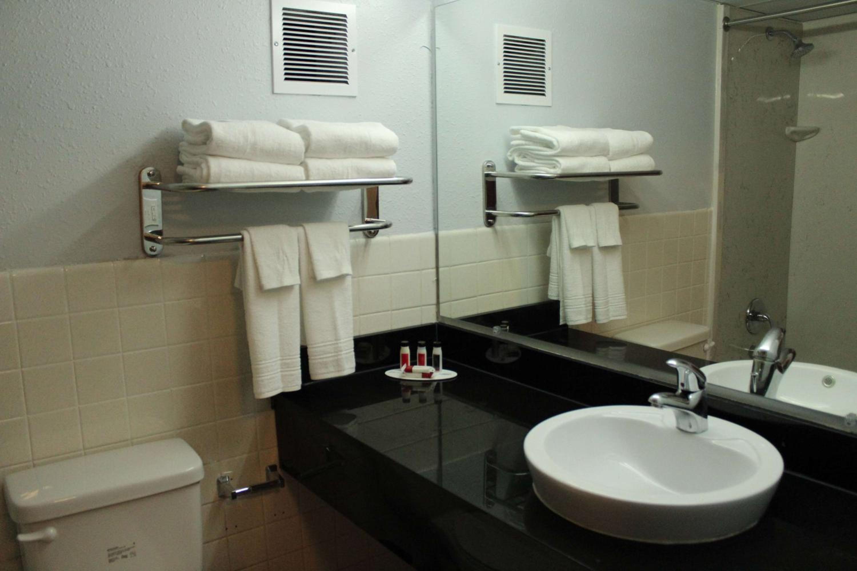 Queen Room with Two Queen Beds - Non-Smoking - Photo 3