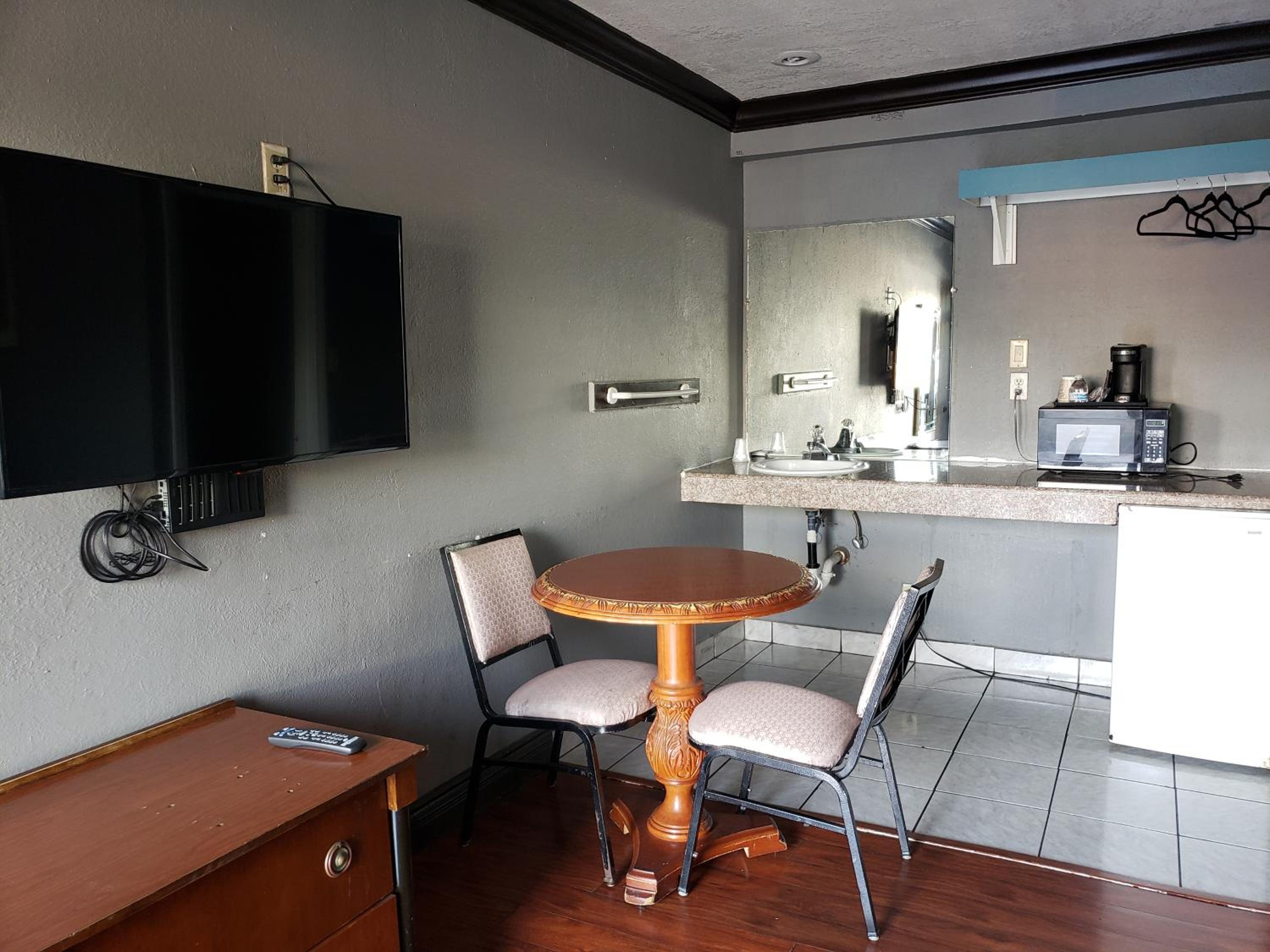 Queen Room - Disability Access photo 1