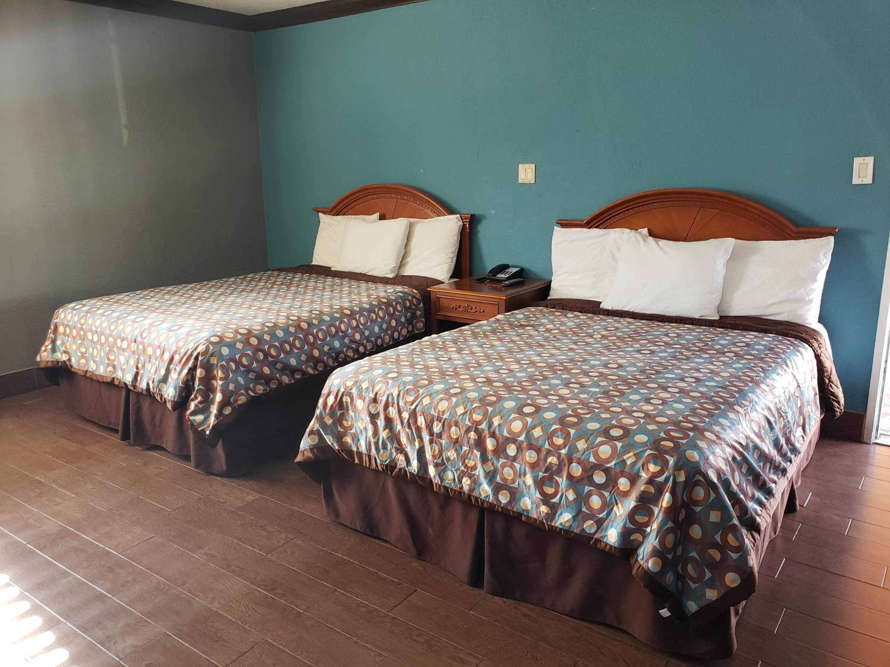 Two Queen Beds photo 3