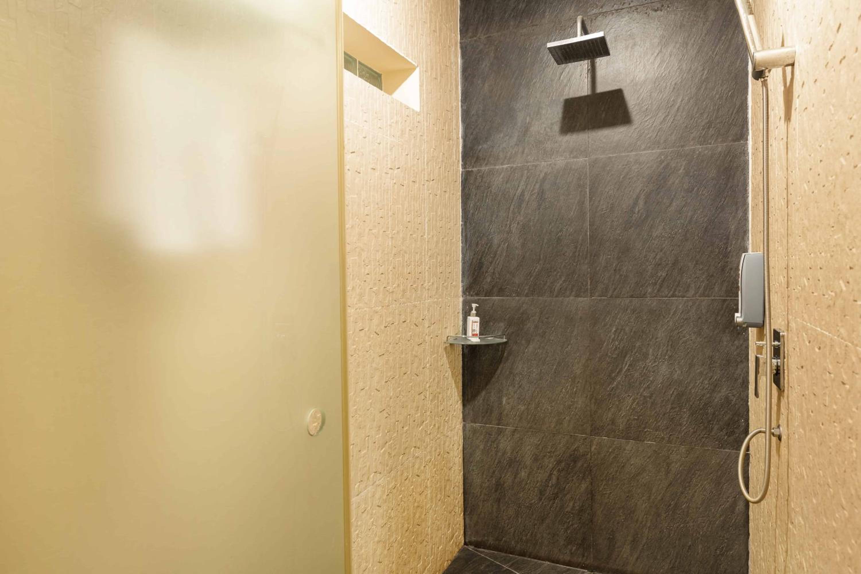 Deluxe Double Room - Photo 12