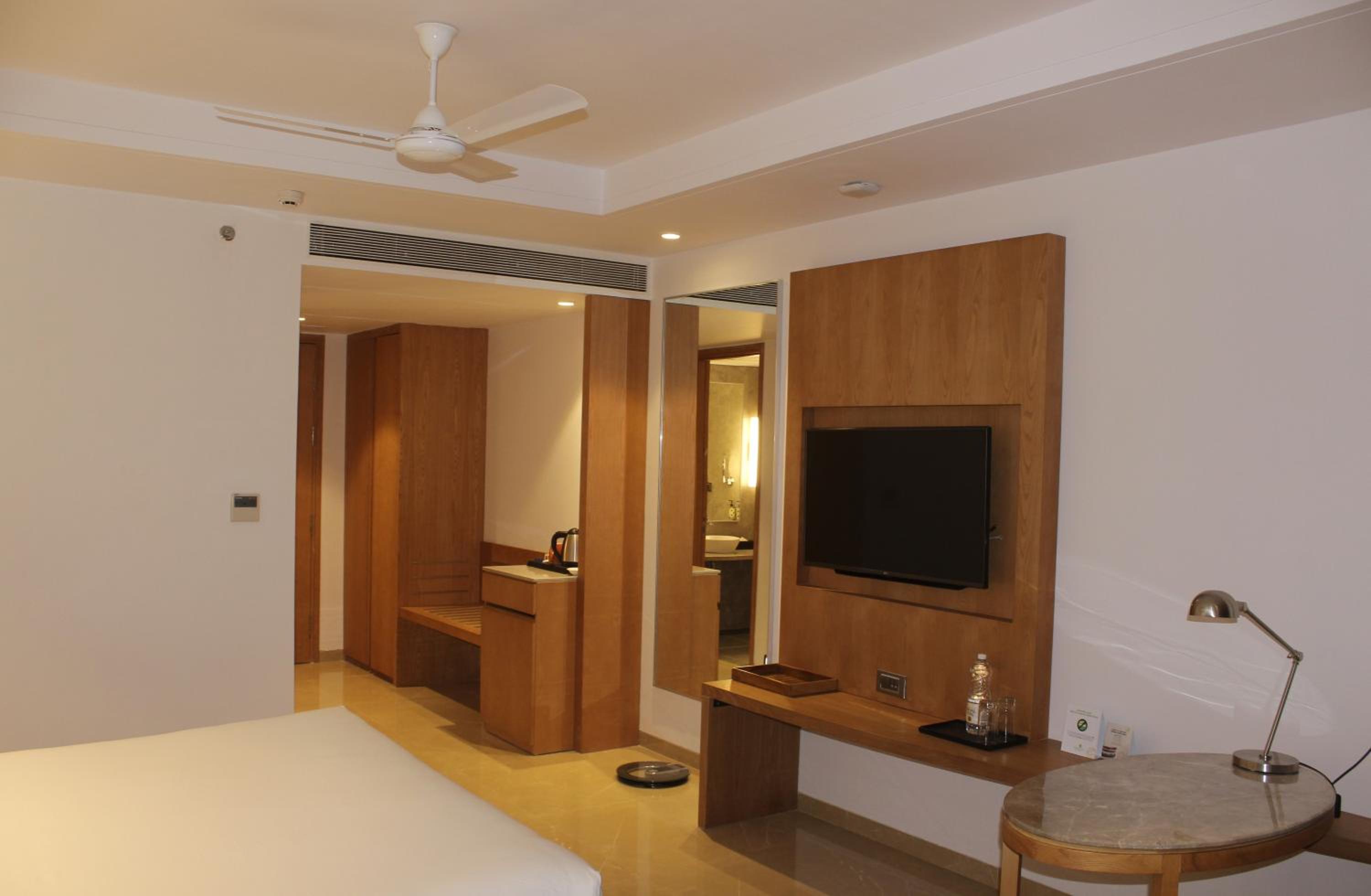 Deluxe King Room - Photo 7