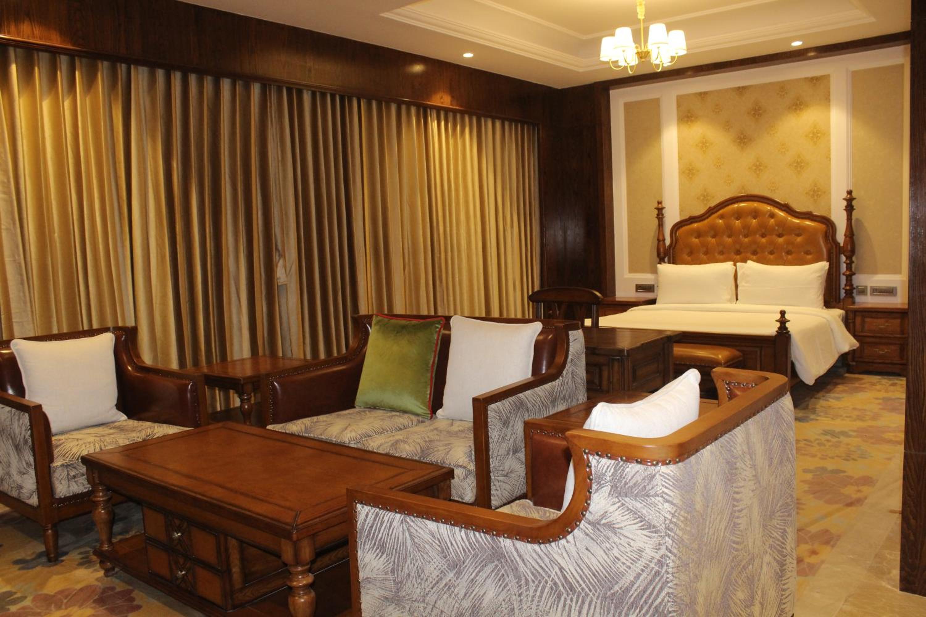 Executive King Suite - Photo 17
