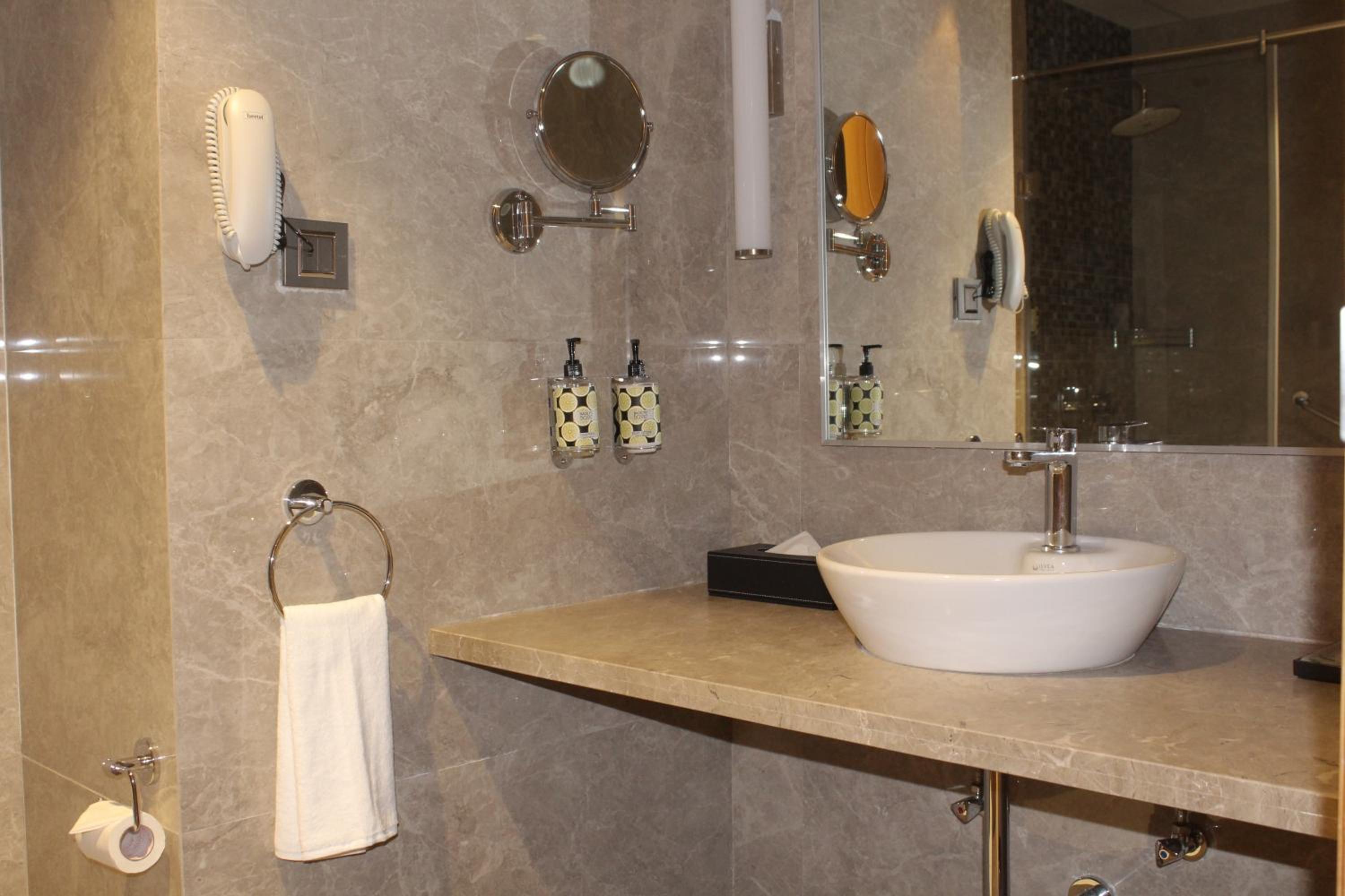 Deluxe King Room - Photo 4