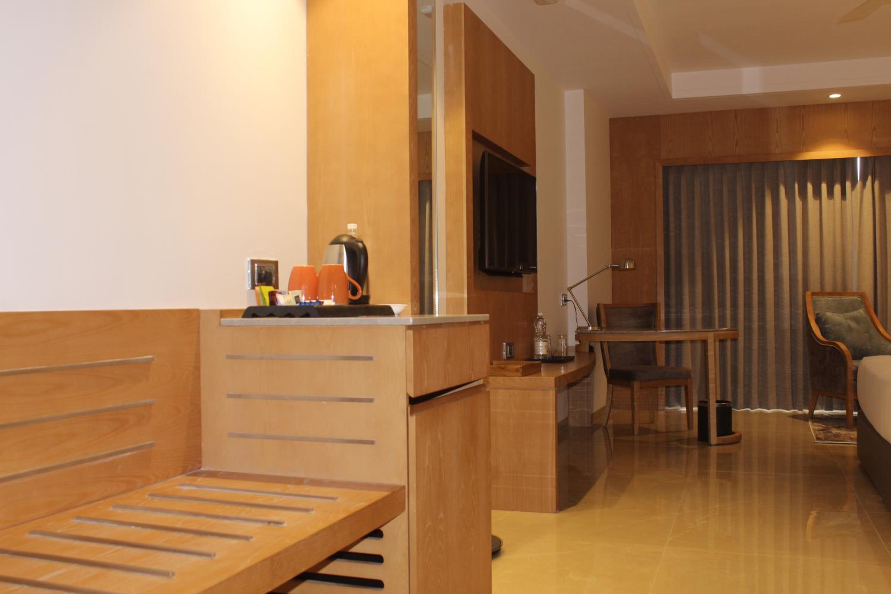 Deluxe King Room - Photo 8