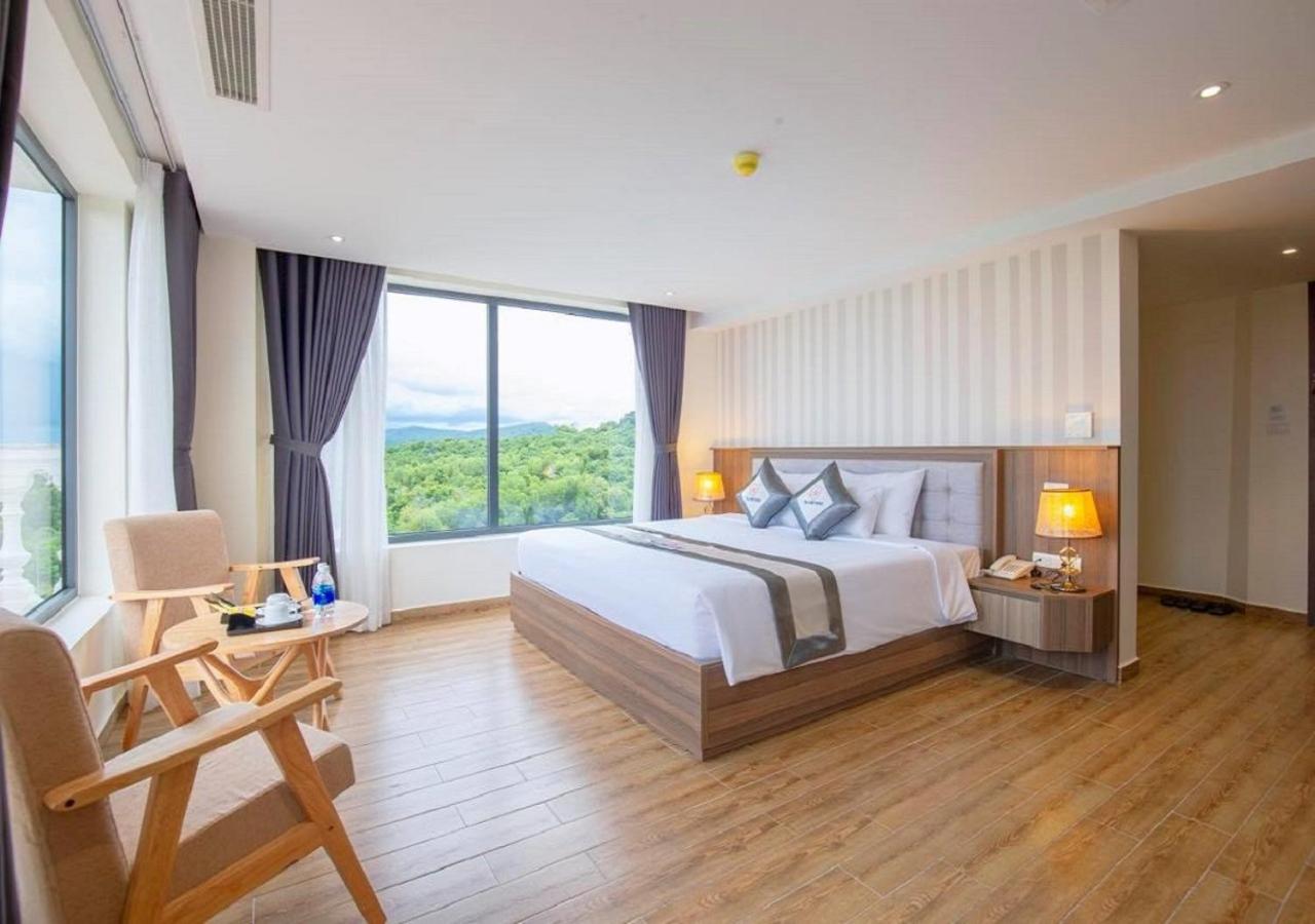 Deluxe Double Room with Balcony and Sea View