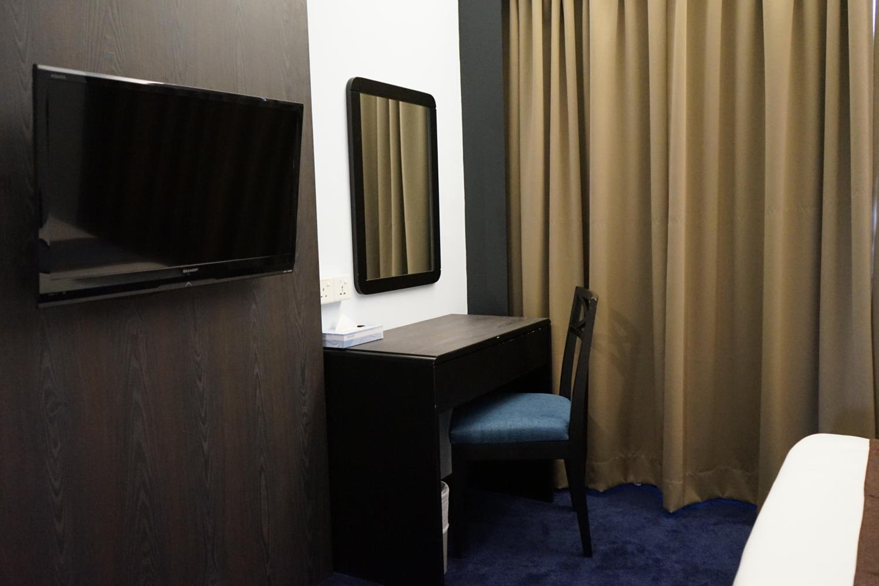 Standard Queen Room, Non-Smoking - Photo 2