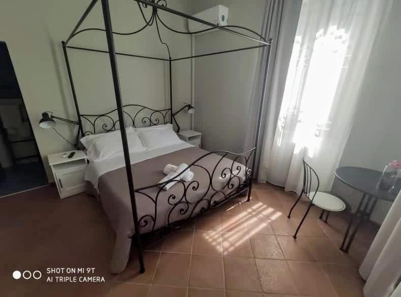 Double Room with Private Bathroom - Photo 12