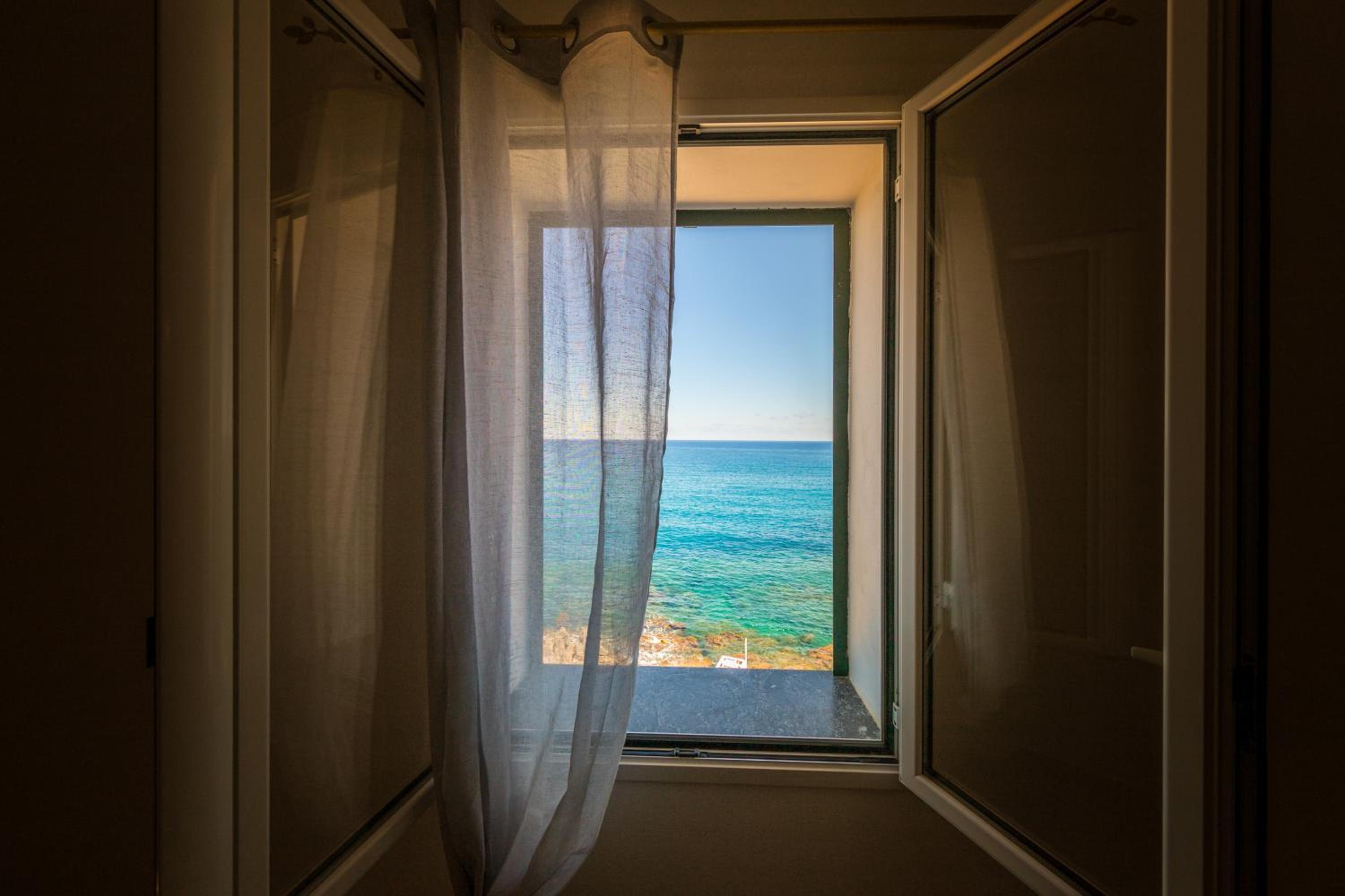Deluxe Double Room with Sea View - Photo 4