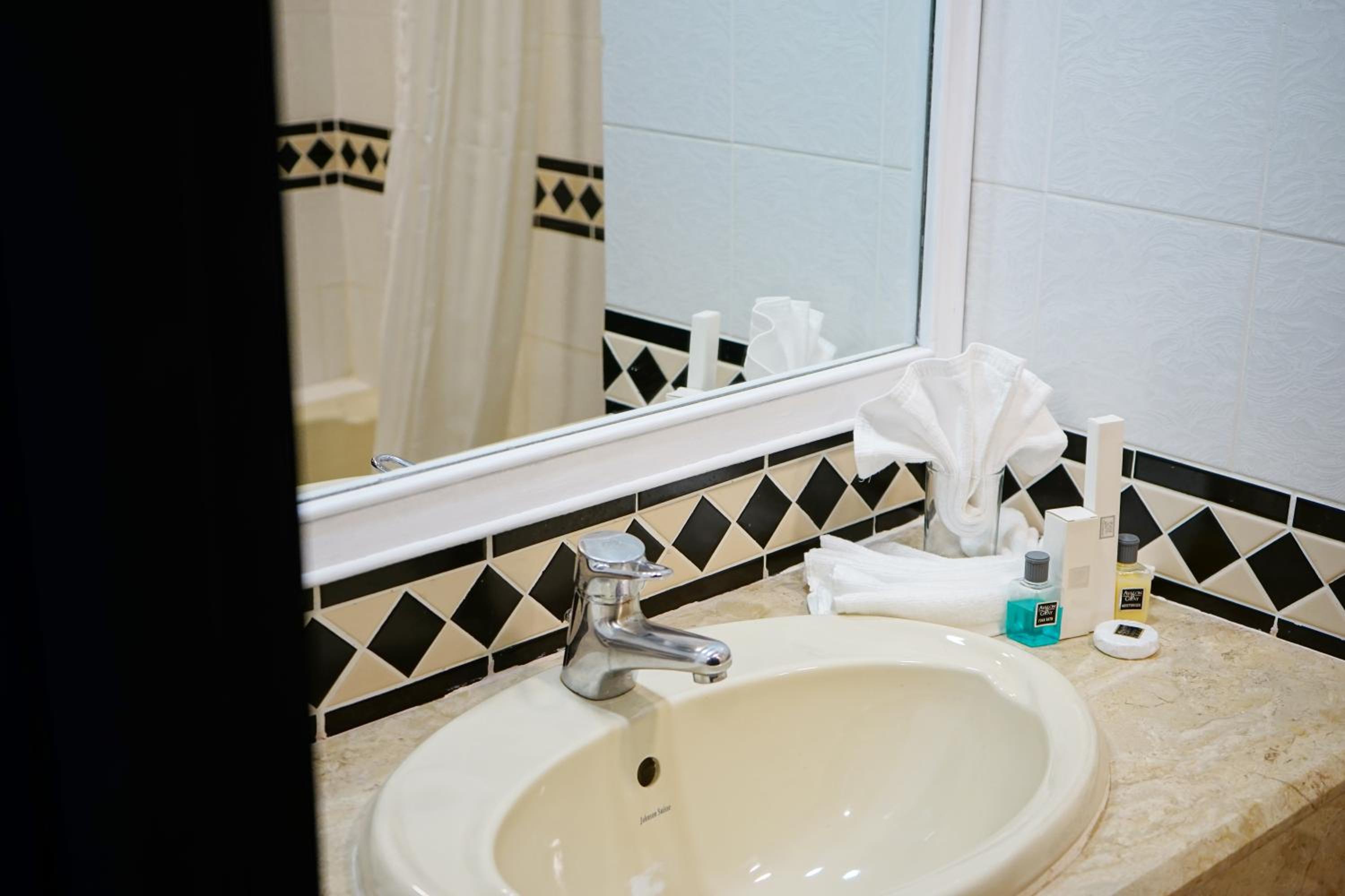 Junior Suite, Non-Smoking - Photo 3