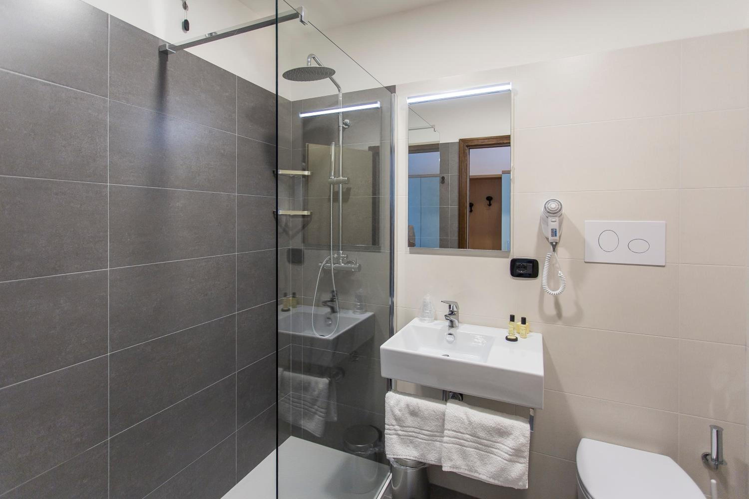 Double Room - Photo 7