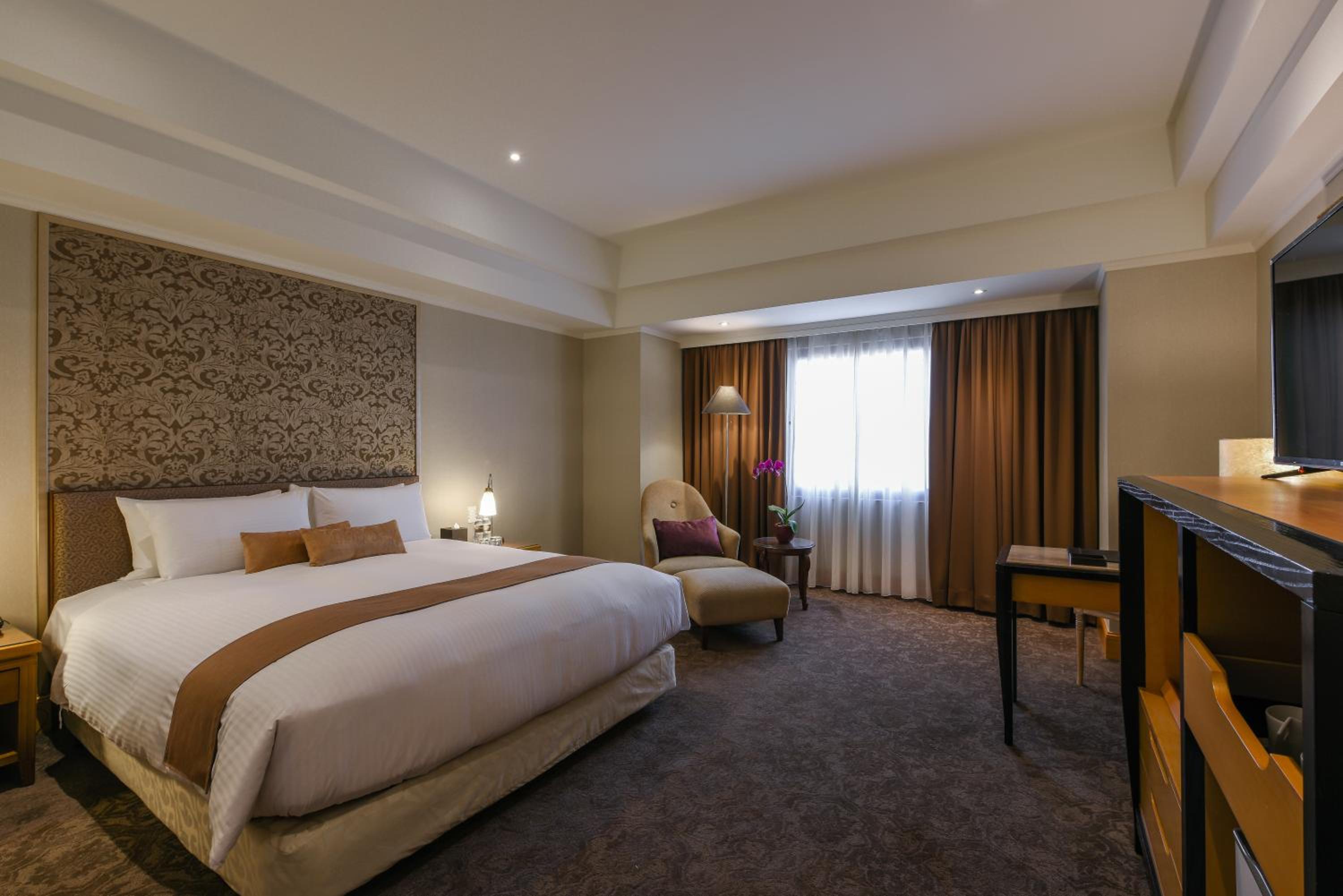 Premier Suite - Photo 5