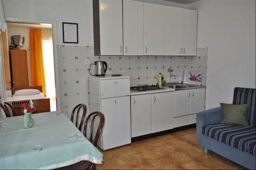 One-Bedroom Apartment - Photo 4