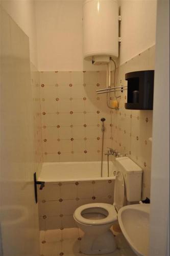 One-Bedroom Apartment - Photo 10