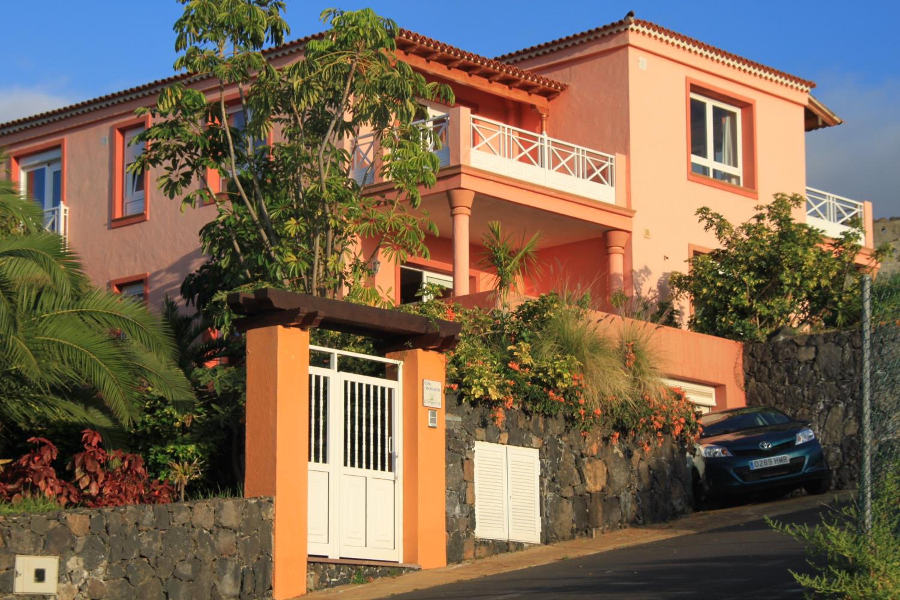 Apartment with Garden photo 3