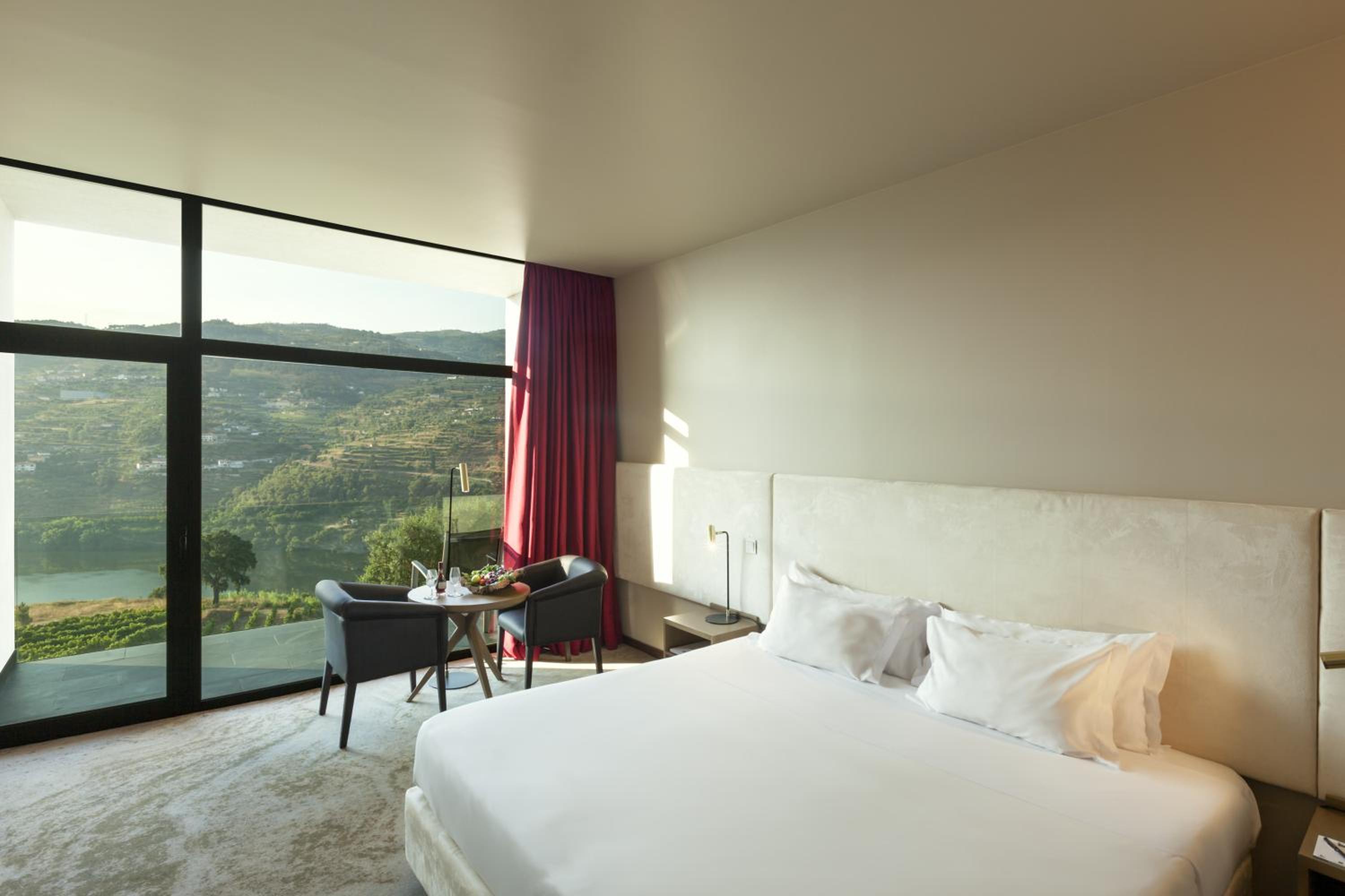 Double Room with River View - Photo 2