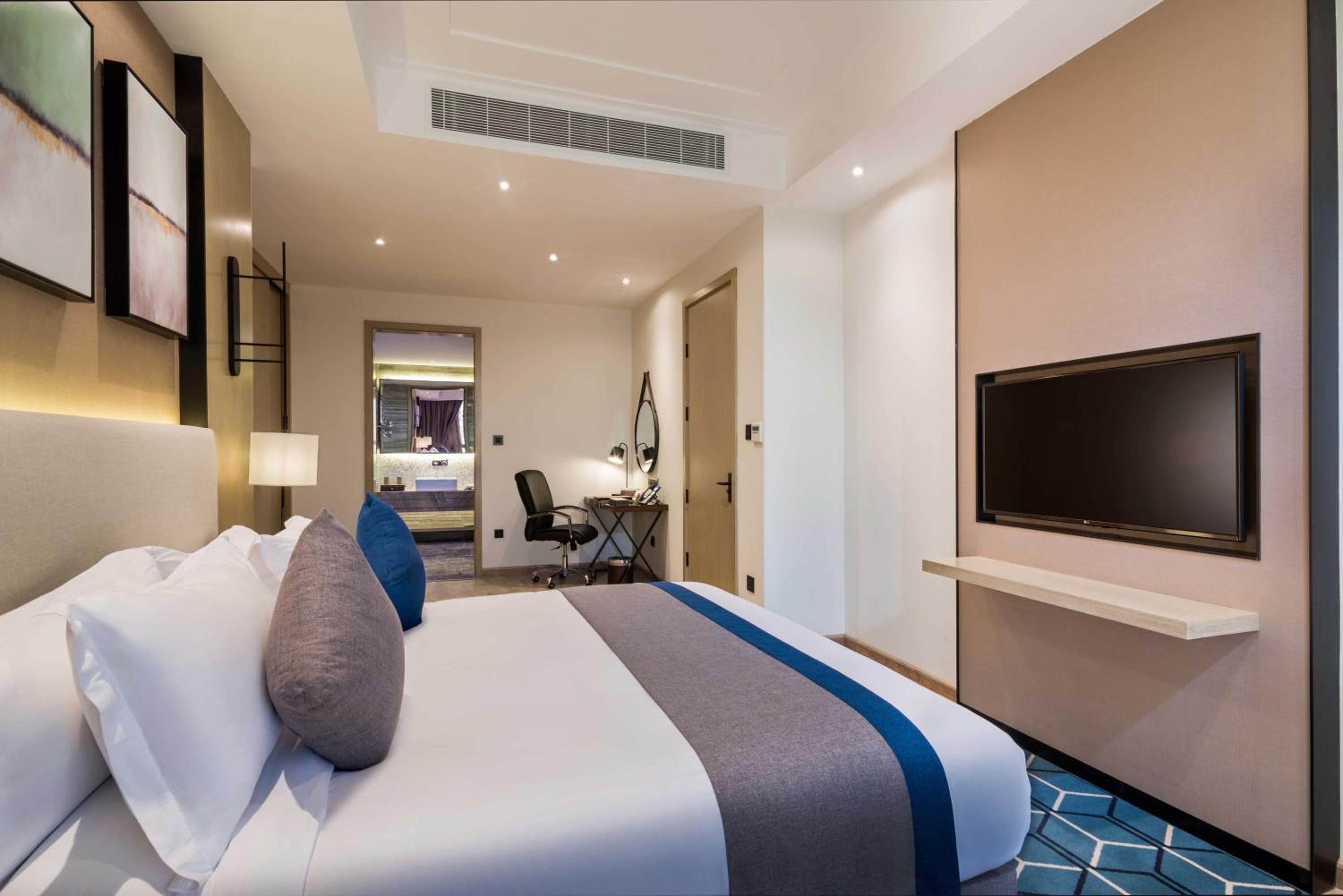 Executive Suite - Photo 4