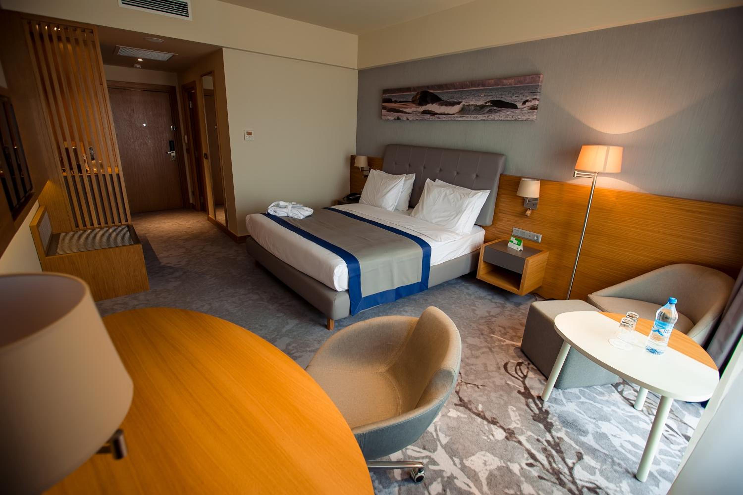 Standard King Room - Photo 11