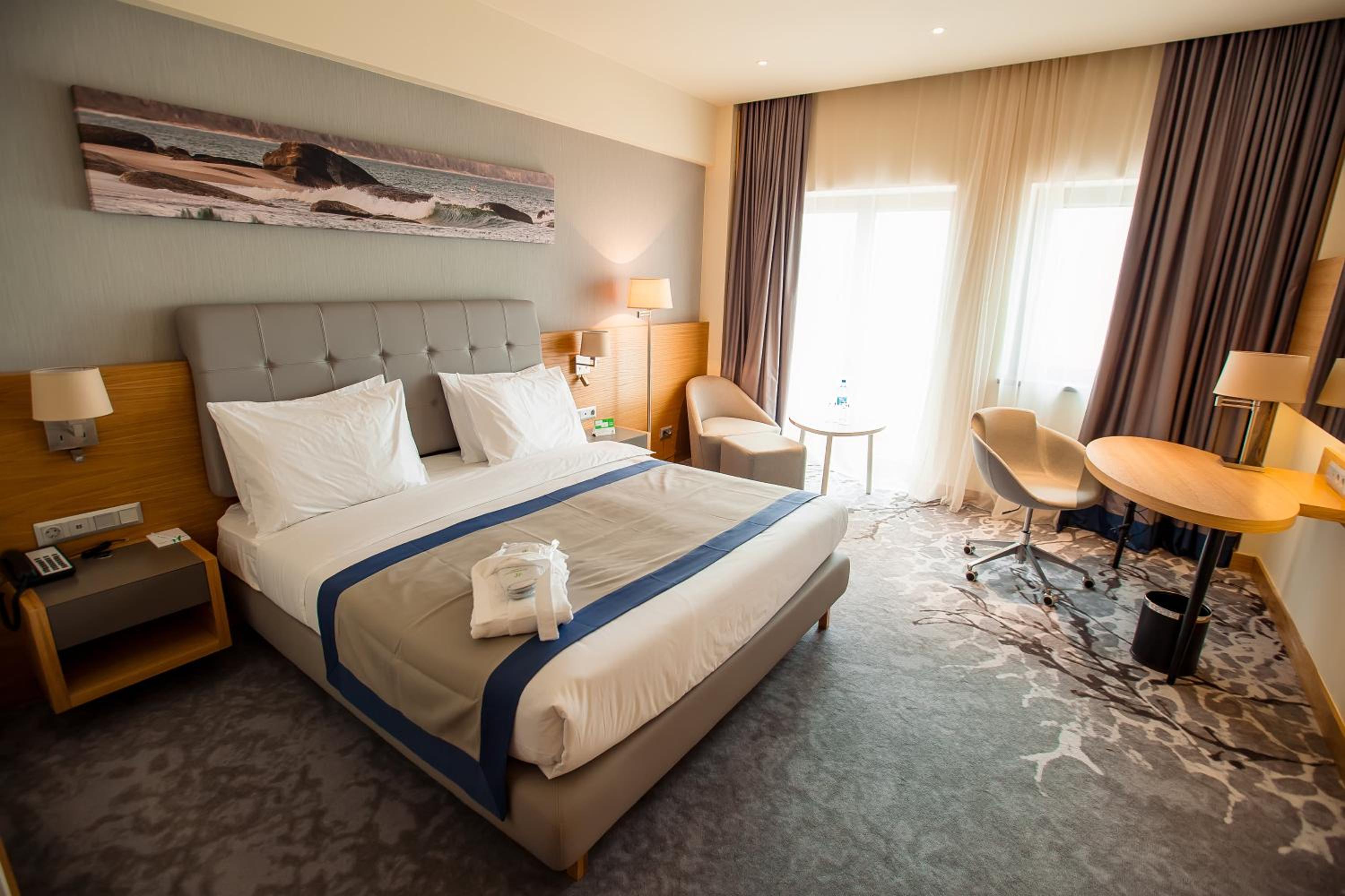 Standard King Room with Sea View - Photo 9