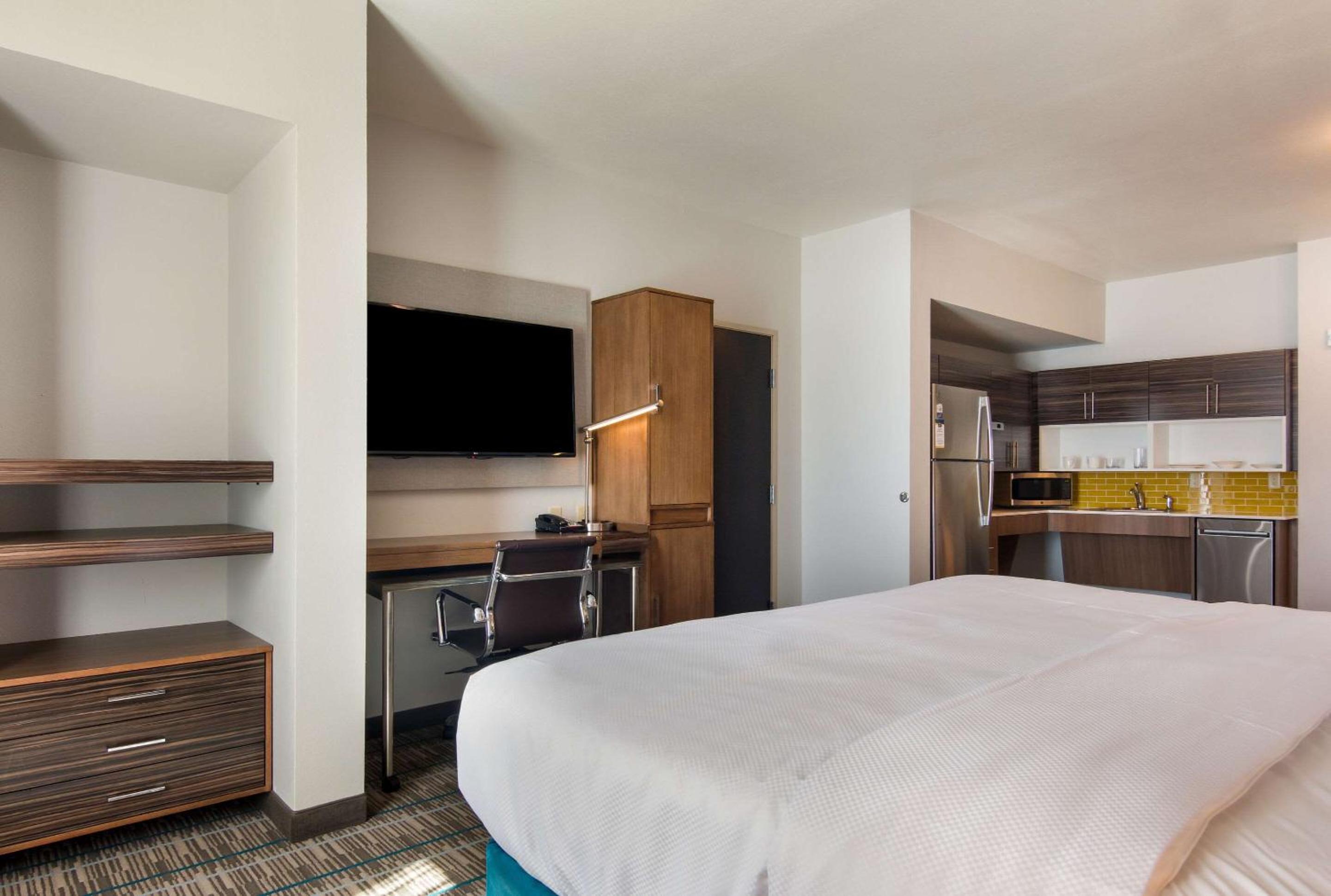 King Suite - Accessible/Non-Smoking photo 1