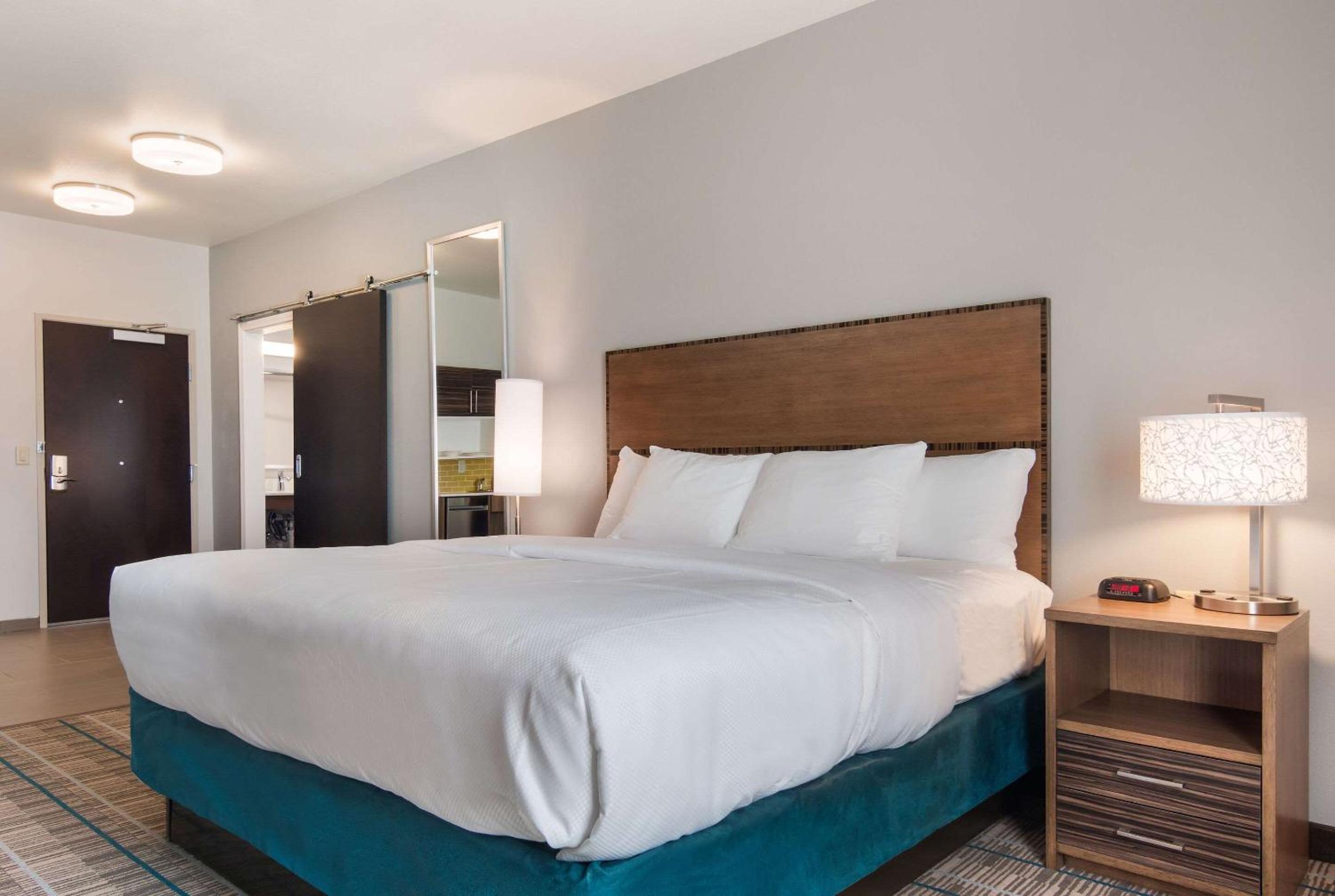 King Suite - Accessible/Non-Smoking photo 2