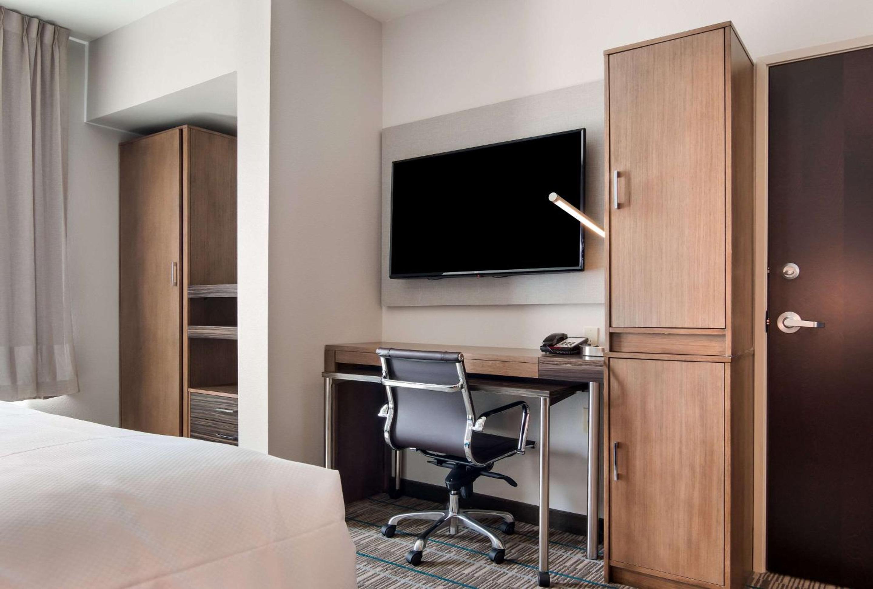 King Suite - Accessible/Non-Smoking photo 3