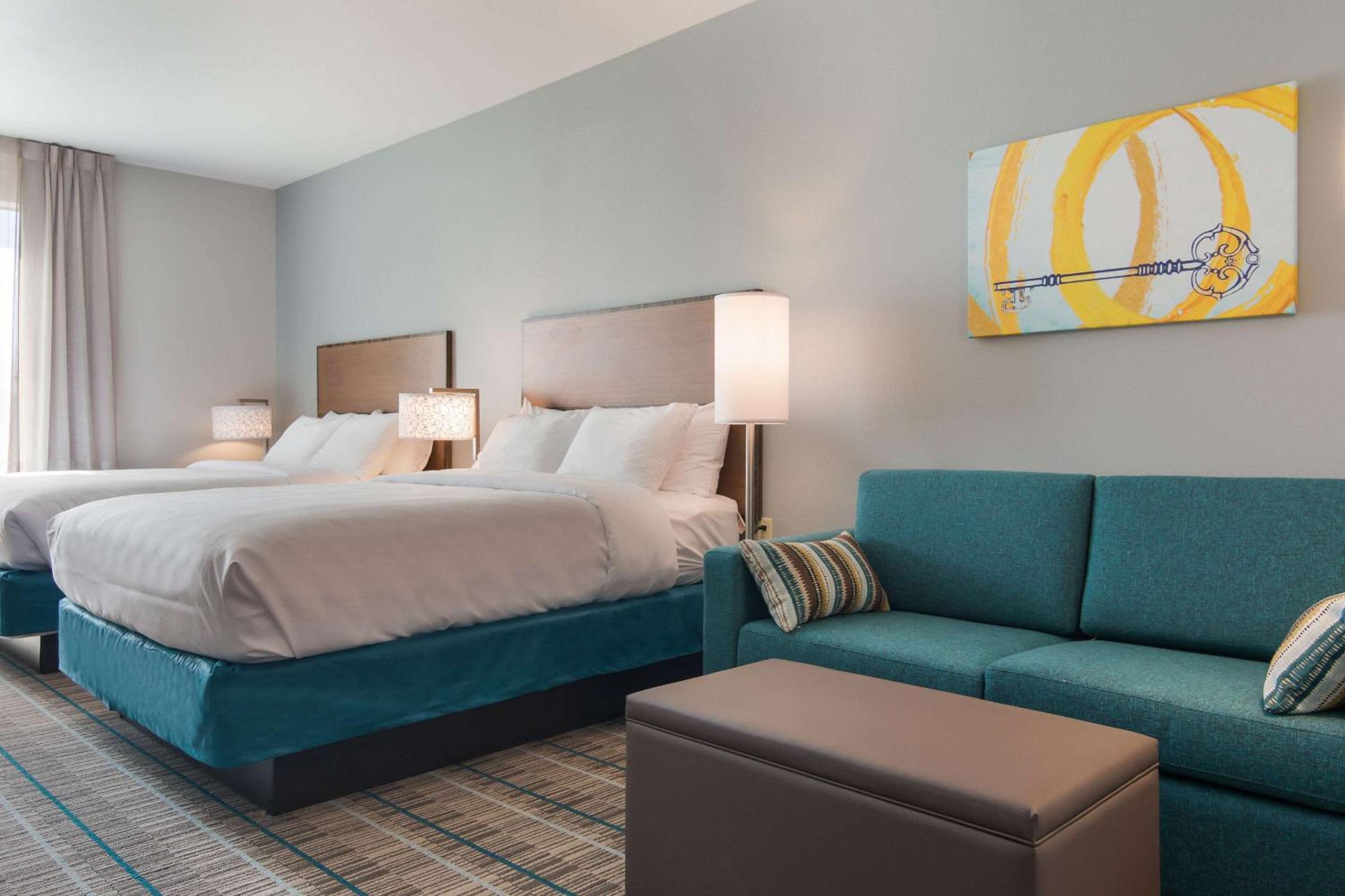 Queen Suite with Two Queen Beds - Non-Smoking photo 1